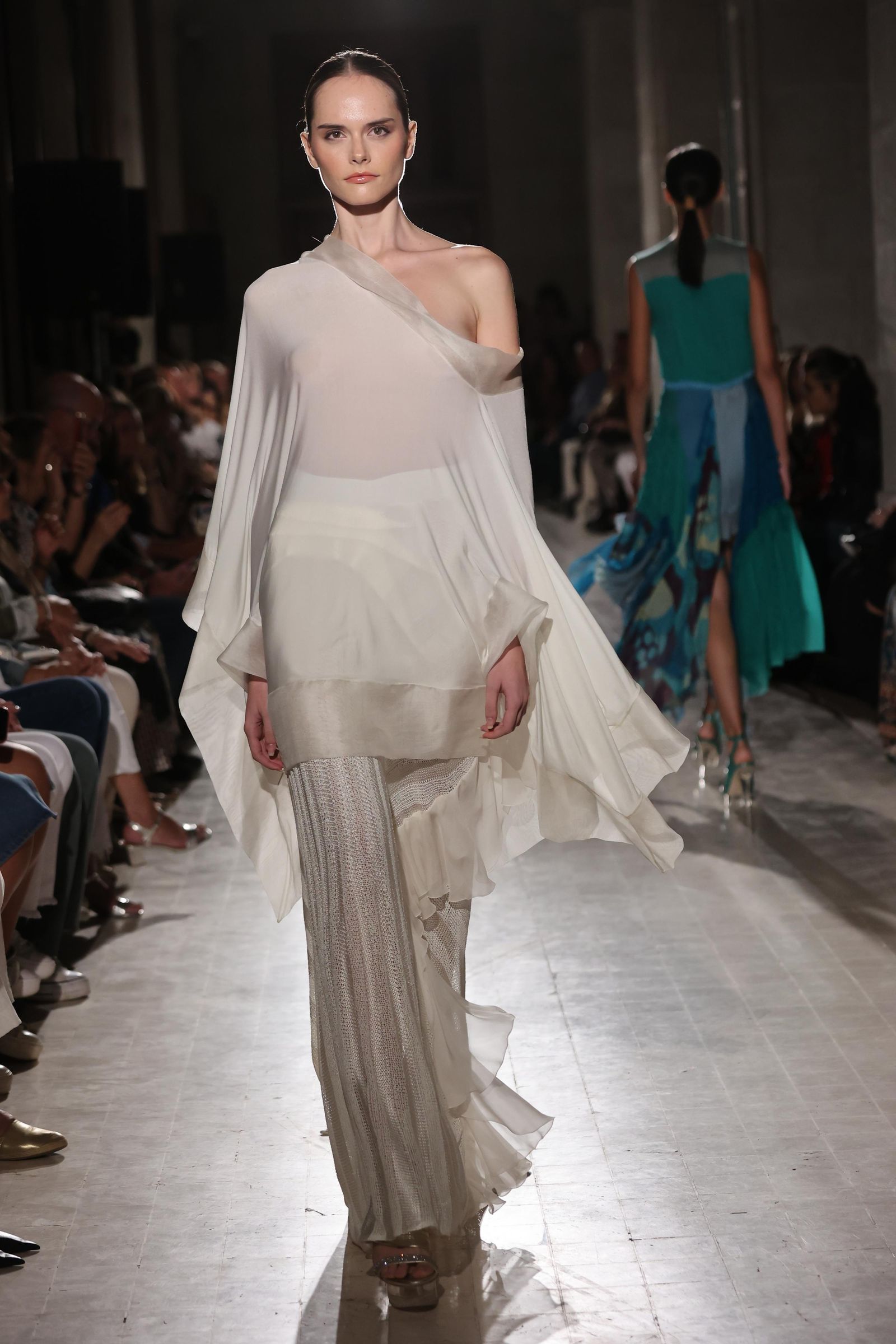 Victorio & Lucchino protagonizan el primer desfile de SIQ Andalucía 2023.