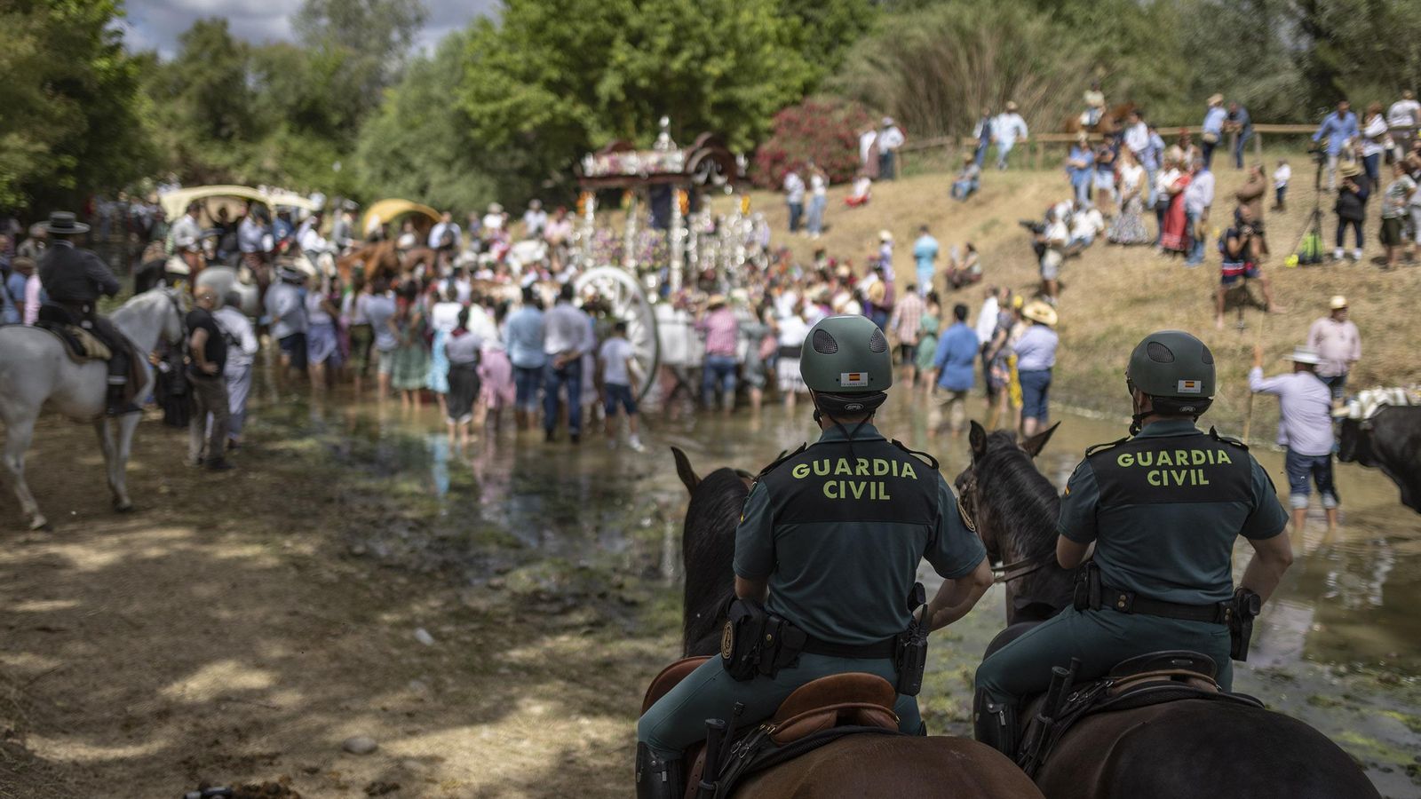 Dos agentes del escuadrón de Caballería de la Guardia Civil vigilan el vado del Quema.