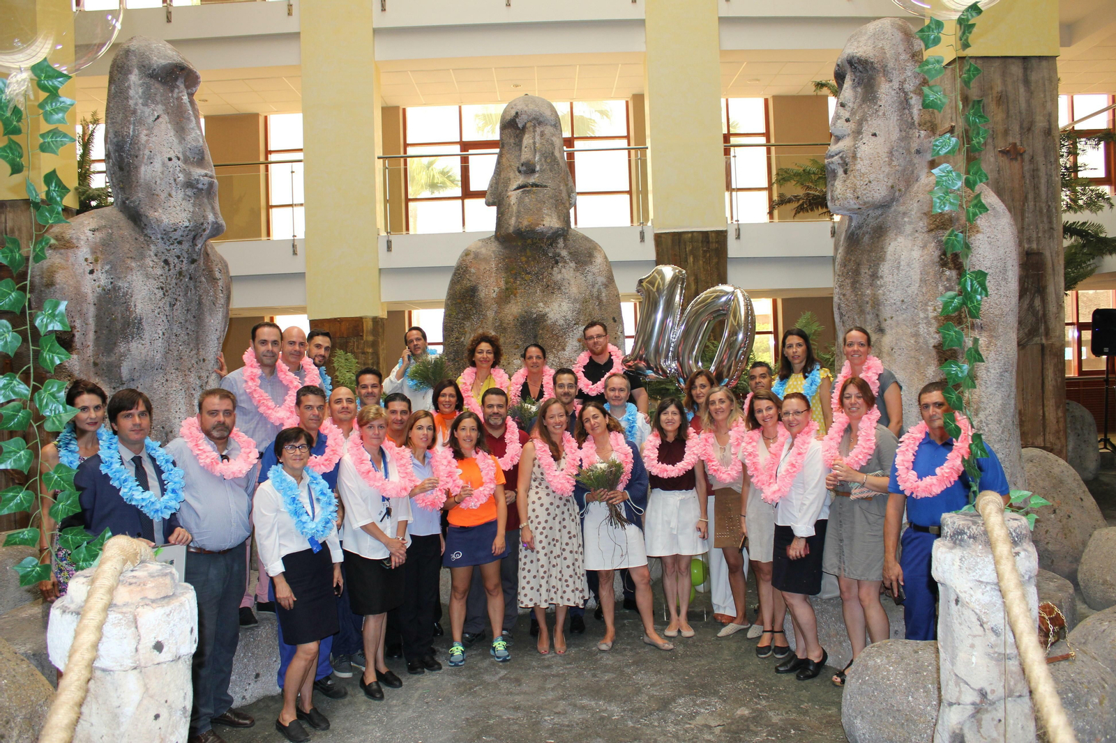 Empleados del hotel Polynesia, en Benalmádena, celebran el décimo aniversario de este complejo