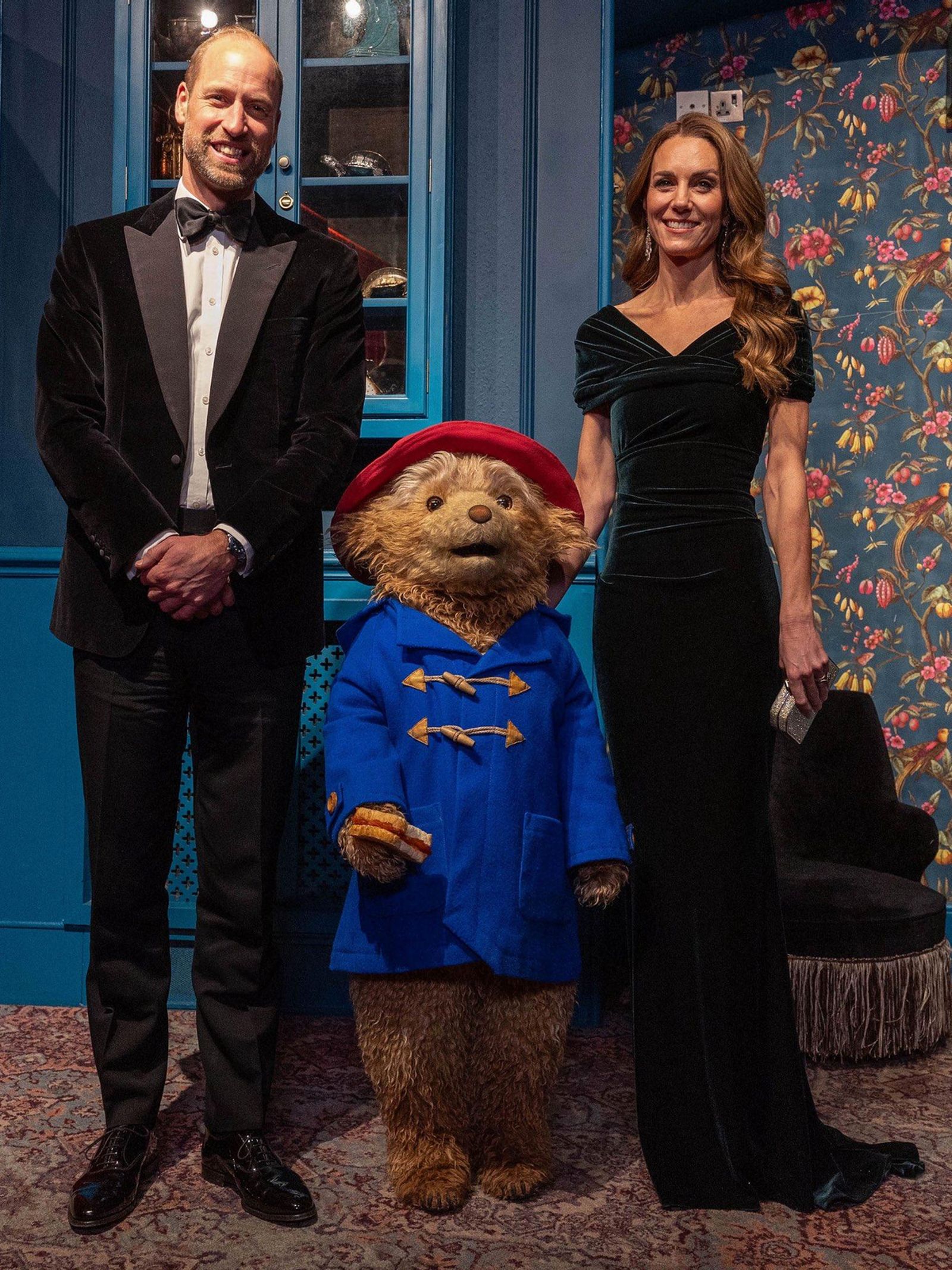 Los príncipes de Gales con el osito Paddington
