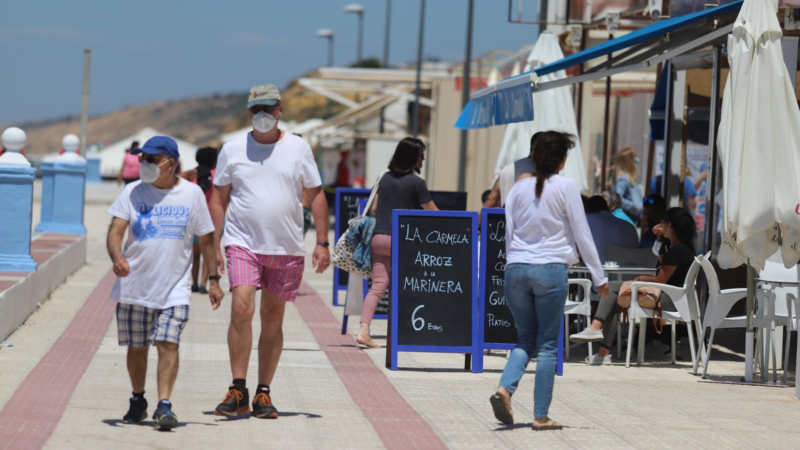 El paseo marítimo de Matalascañas, este domingo.
