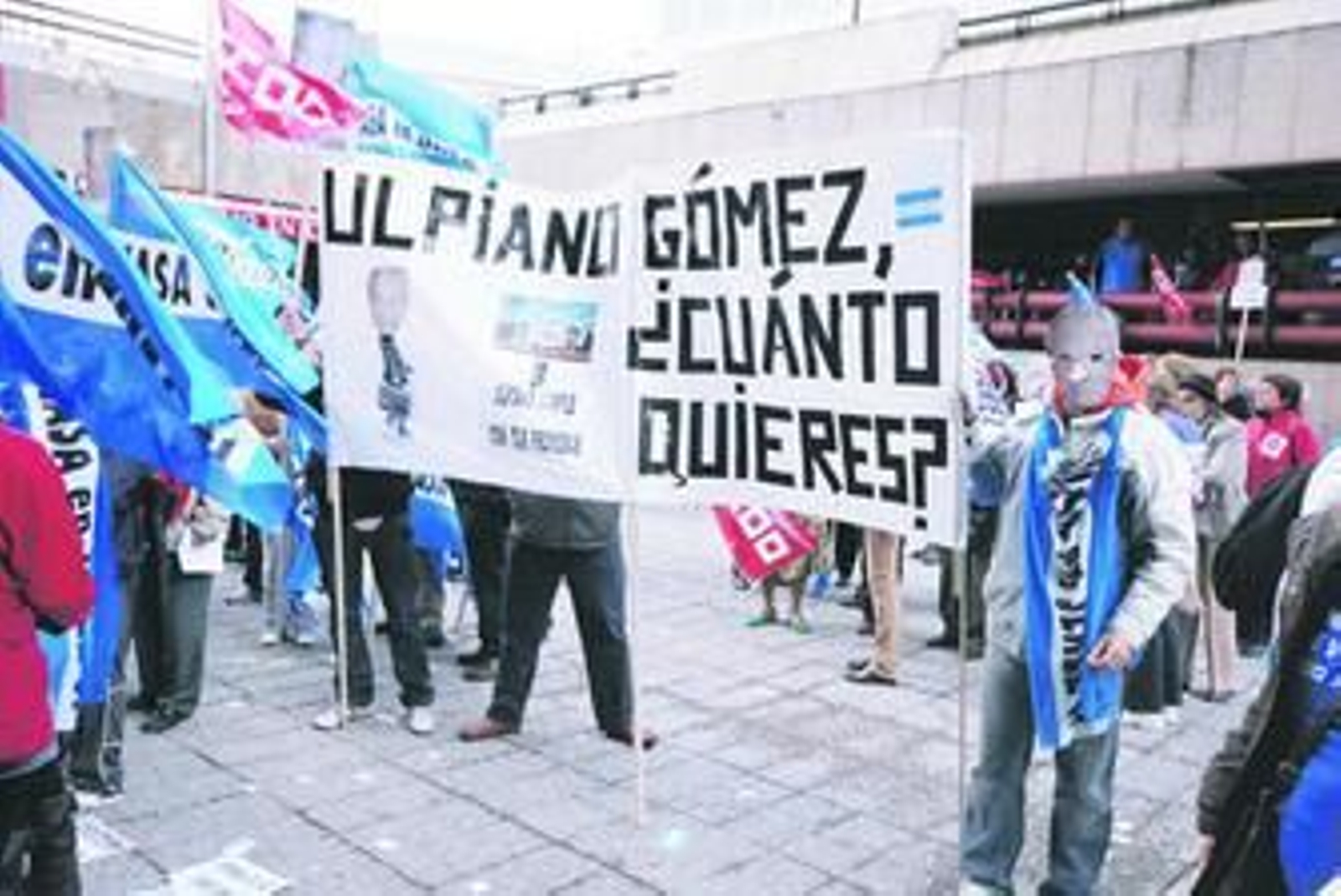 Concentración de trabajadores de Vicasa, ayer ante la sede central de la empresa en Madrid.