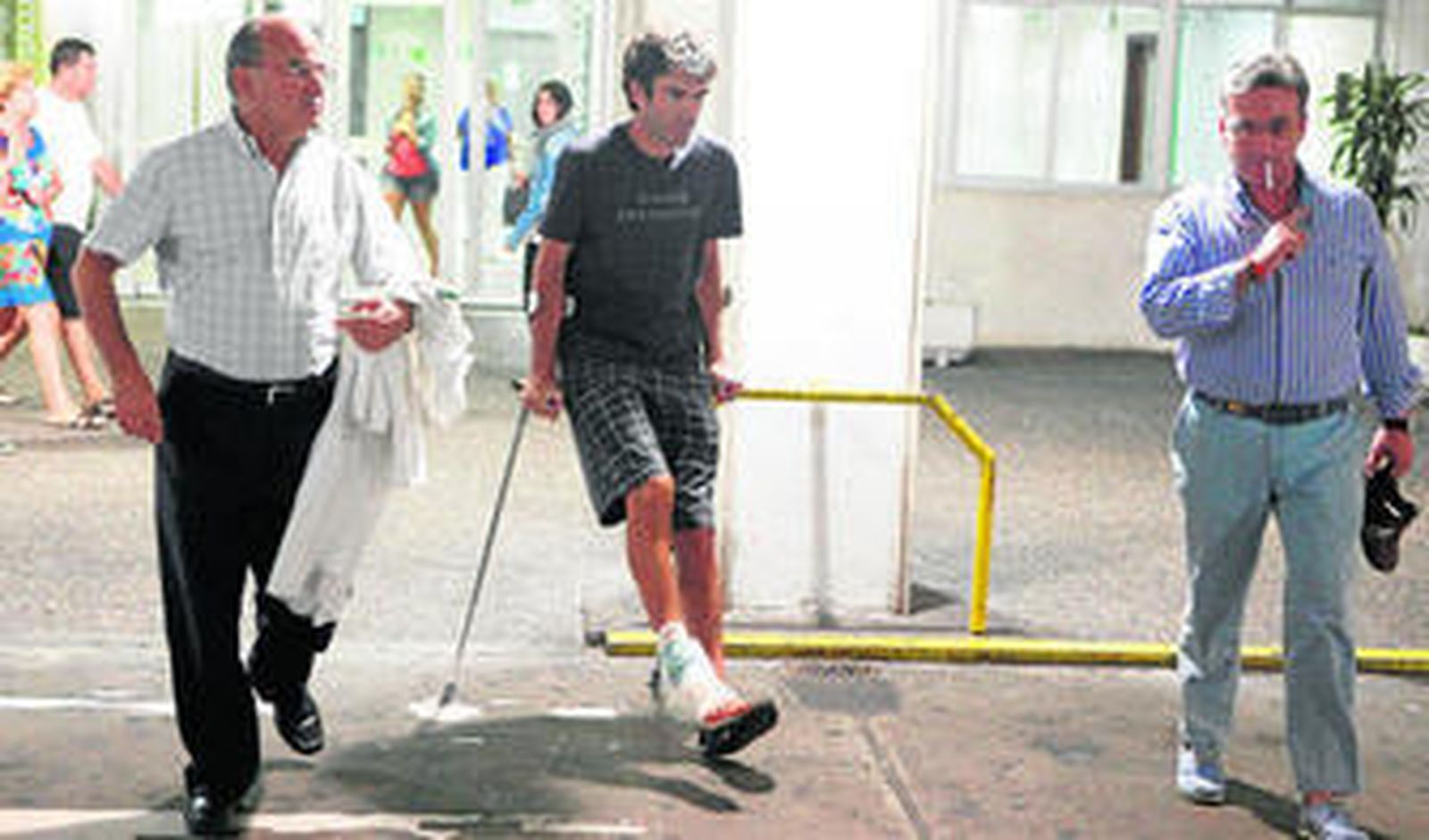 El matador de toros José Tomás, saliendo del Puerta del Mar junto al doctor Rogelio Pérez Cano y su veedor y representante Joaquín Ramos.