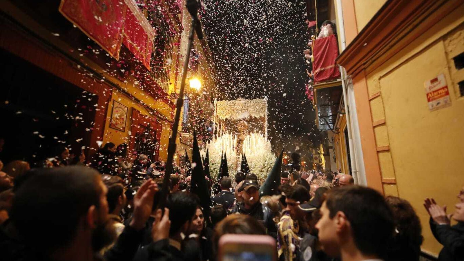La Virgen de la Esperanza Macarena bajo una lluvia de pétalos en la calle Pureza