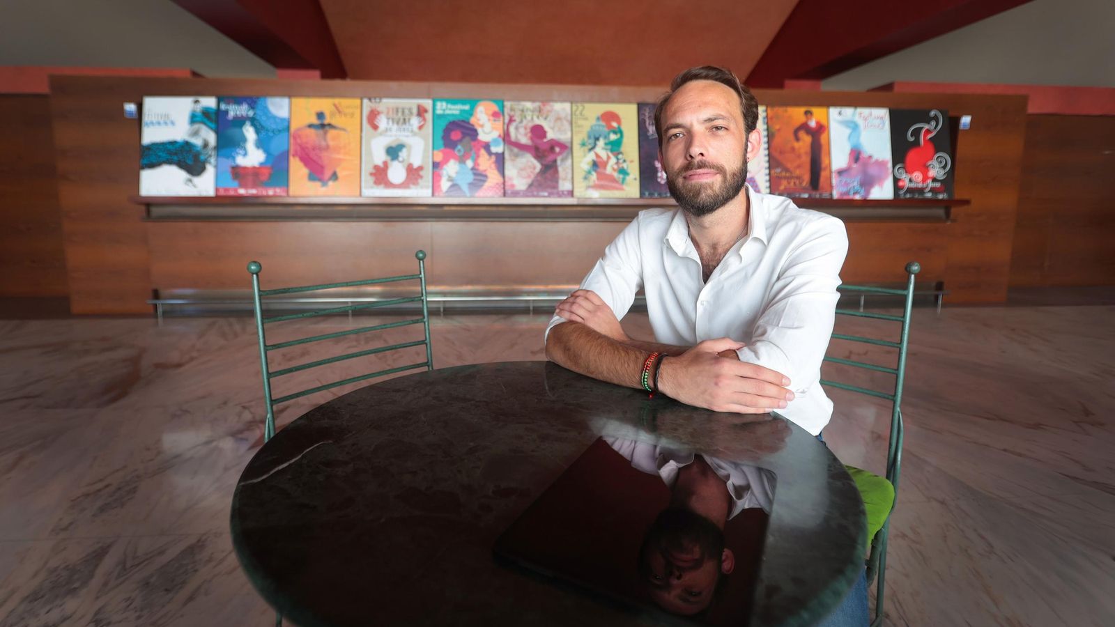 Un momento de la entrevista con Carlos Granados en el ambigú del Teatro.