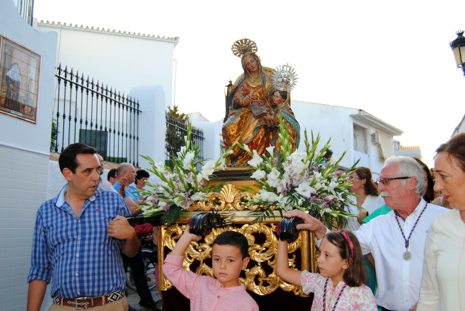 Varias generaciones de valverdeños acompañan a la imagen de Santa Ana.