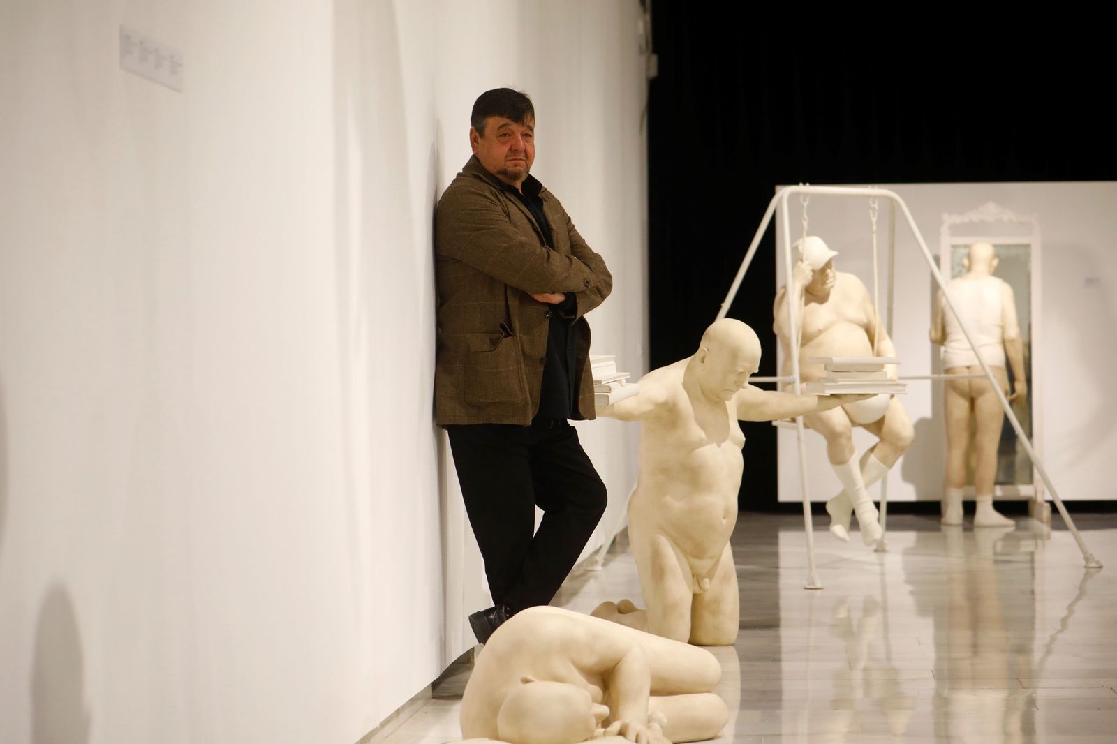 José Manuel Belmonte, entre esculturas de 'El recreo de los ausentes'.