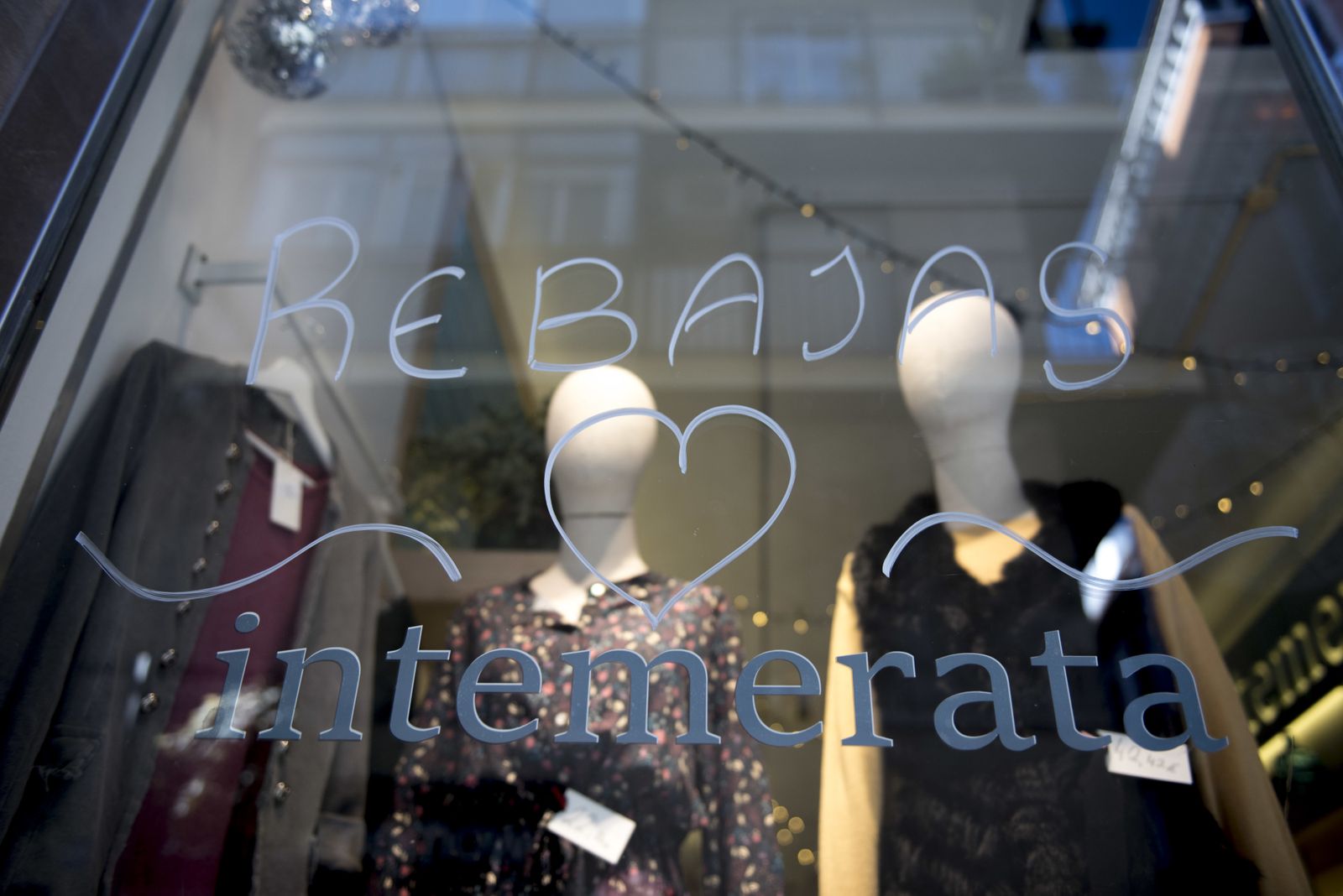 Los granadinos se lanzan a las rebajas de enro