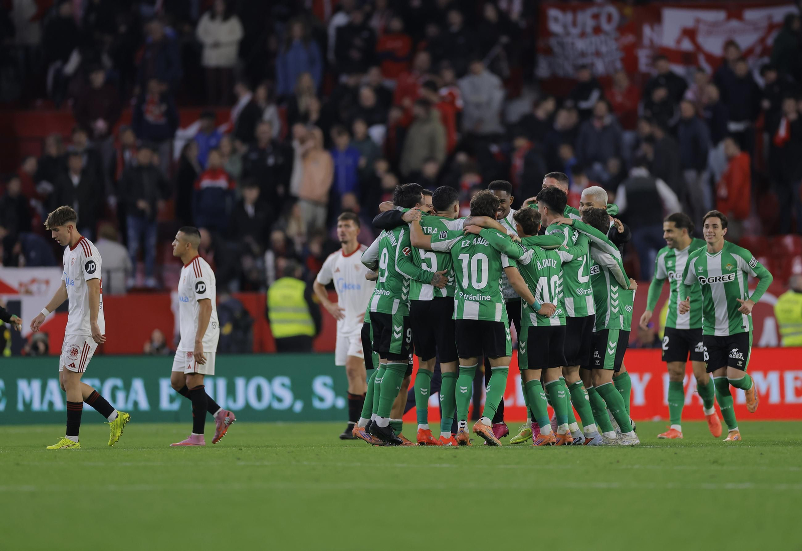 El contraste entre el gozo del Betis y ela decepción del Sevilla.