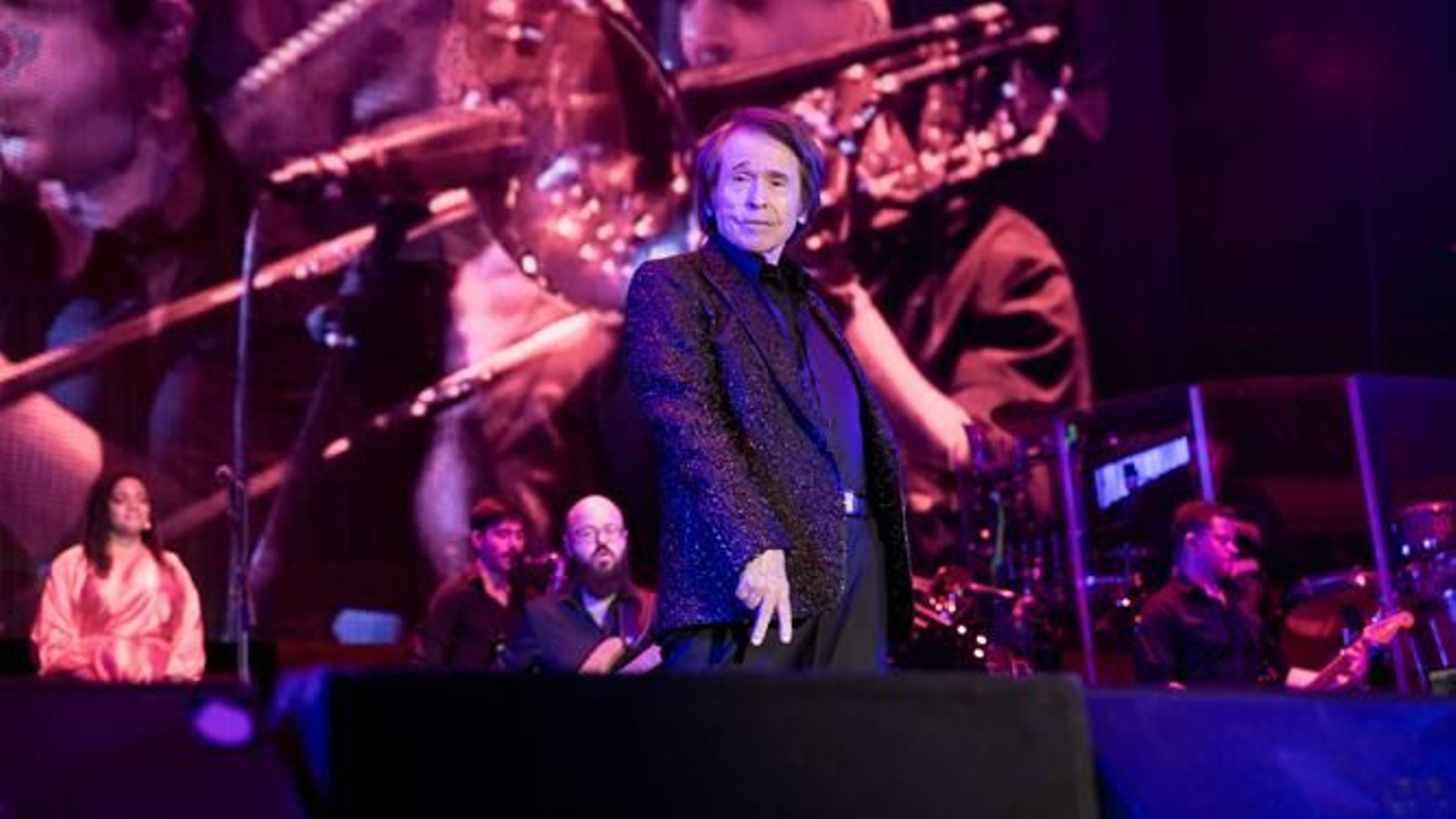 Una imagen de la actuación de Raphael.