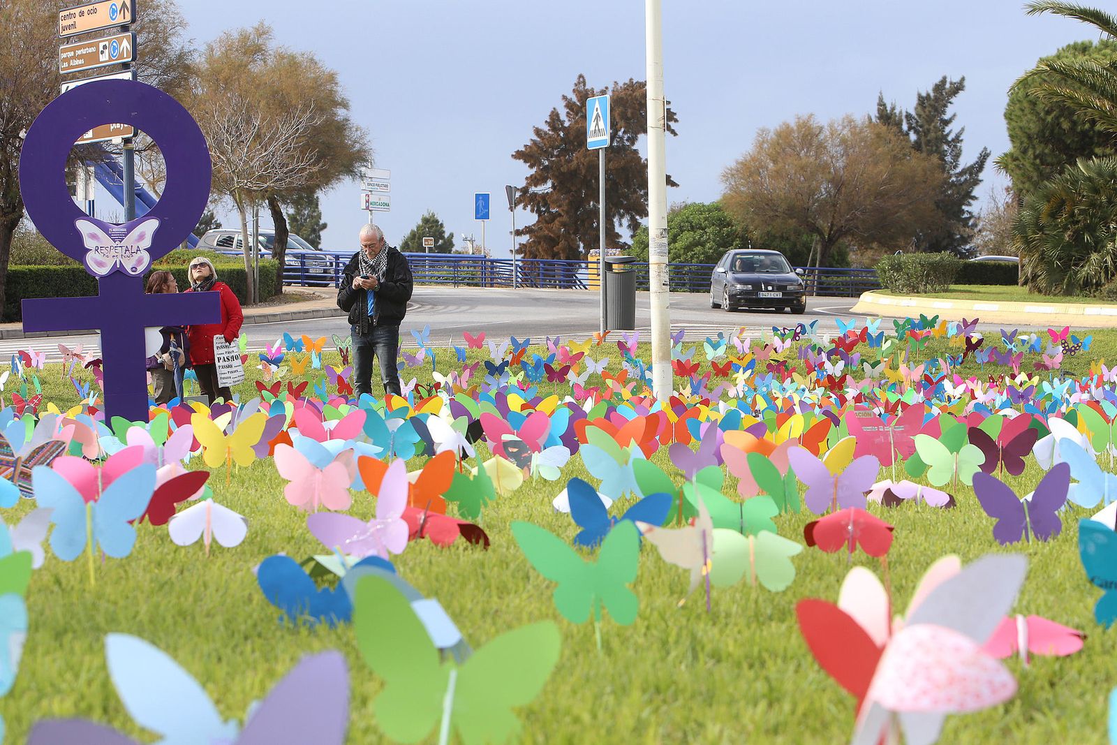 Mariposas contra la violencia de género en una rotonda de Chiclana en una imagen de archivo.