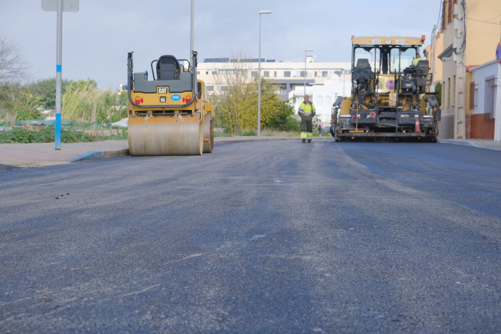Este lunes han comenzado las primeras obras del nuevo plan municipal de asfaltado de Sanlúcar.