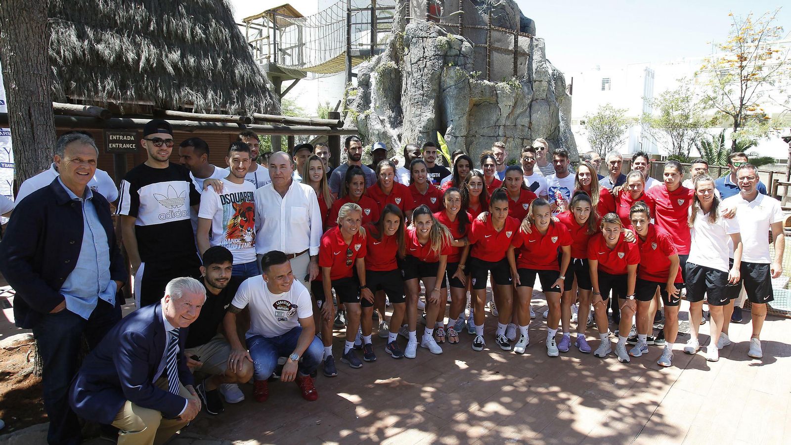 La expedición sevillista en Isla Mágica al completo.