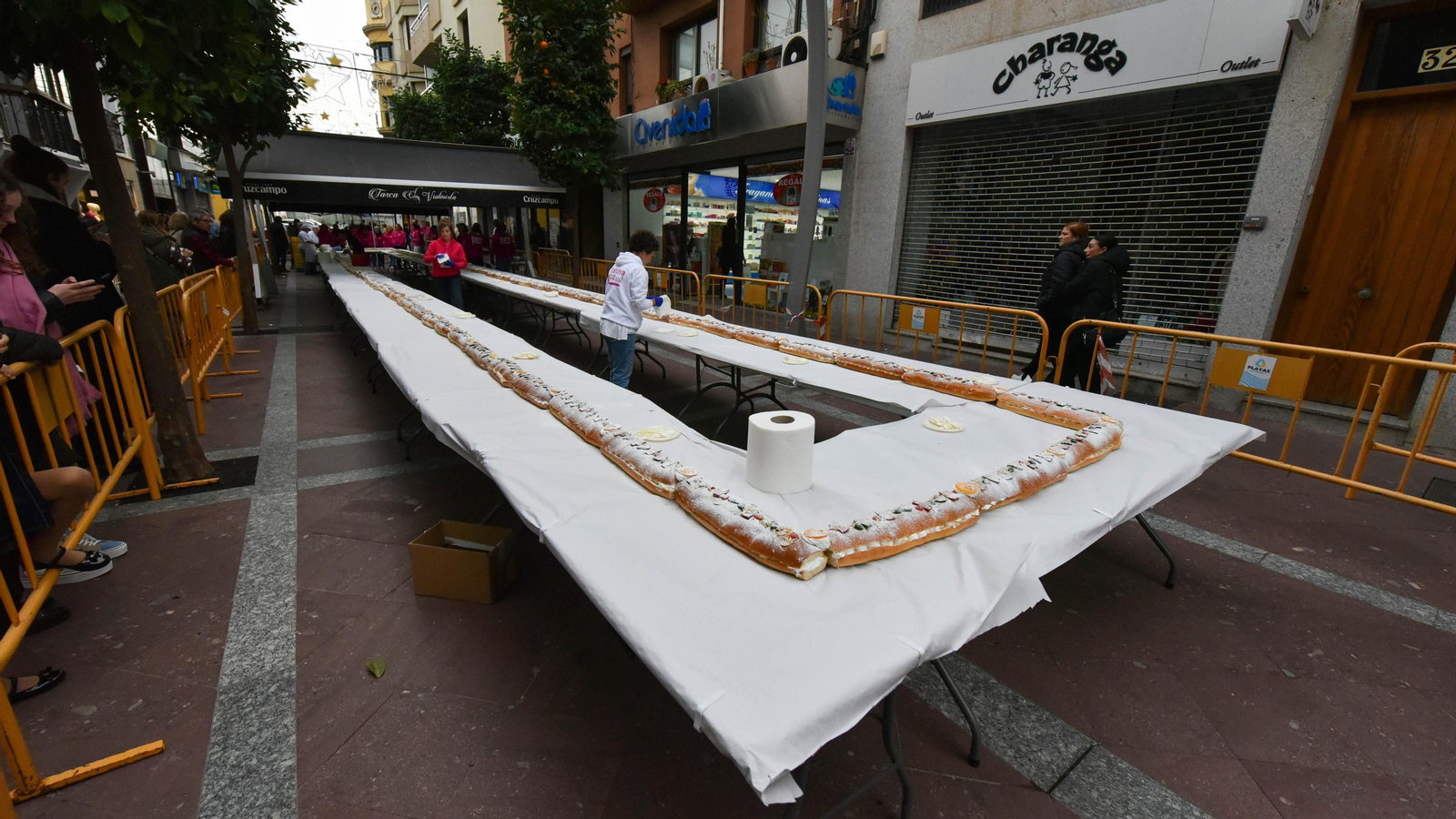 El III roscón de Reyes gigante solidario de Algeciras, en imágenes