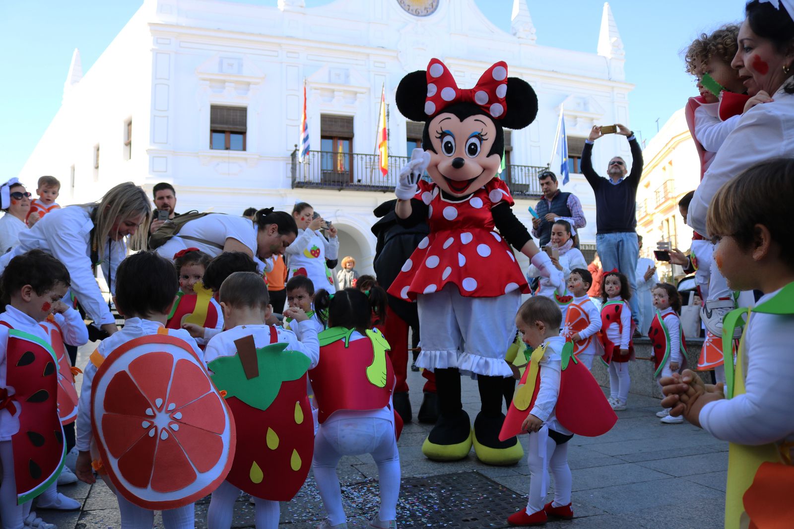 Niños disfrazados en el Carnaval de calle de Cartaya.