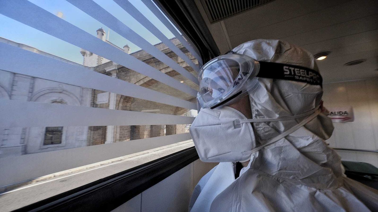 Una de las técnicos de laboratorio encargadas de las pruebas PCR, en el interior de la unidad móvil instalada en Cádiz.