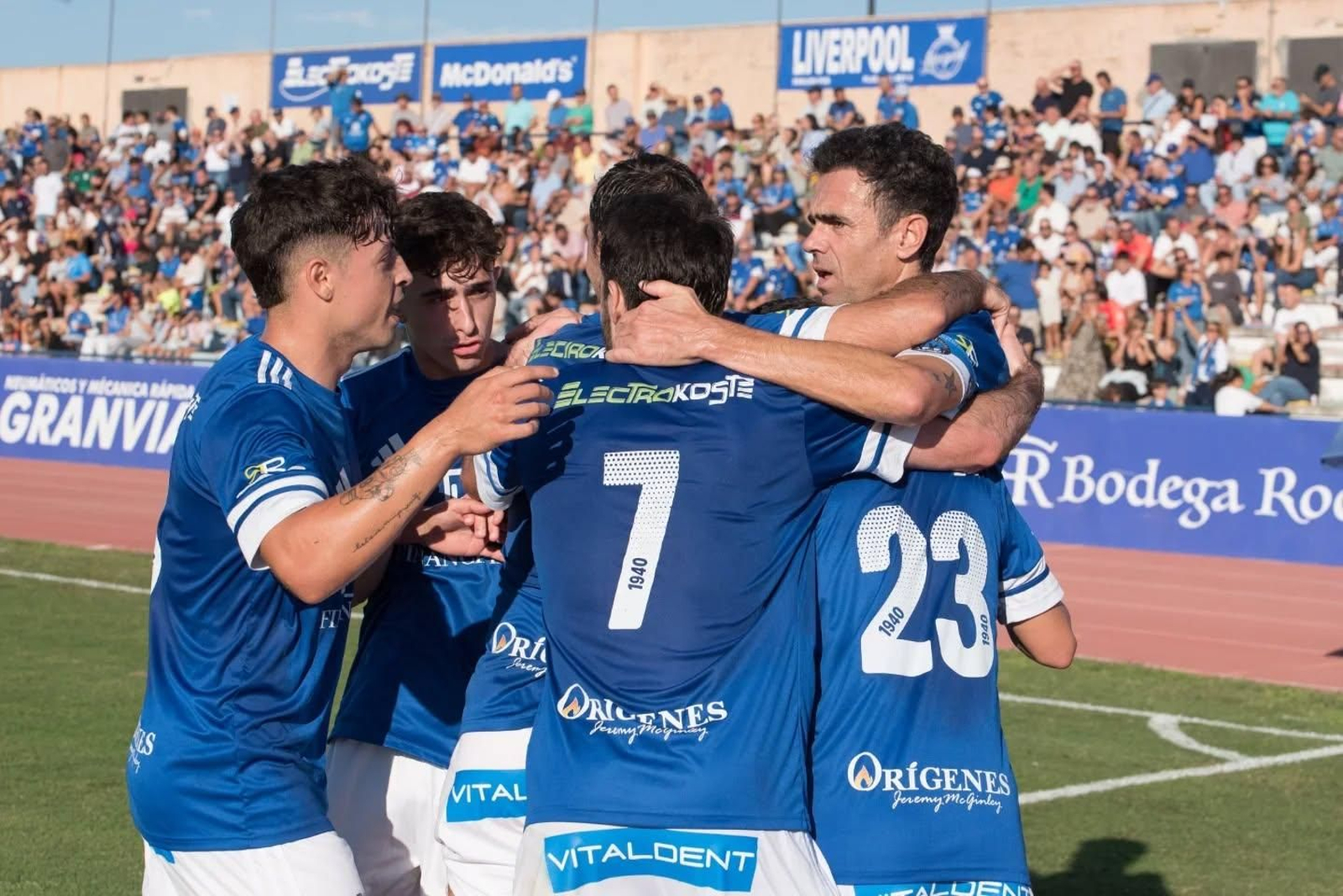 Los azulinos celebran uno de los goles ante la felicidad de su afición.