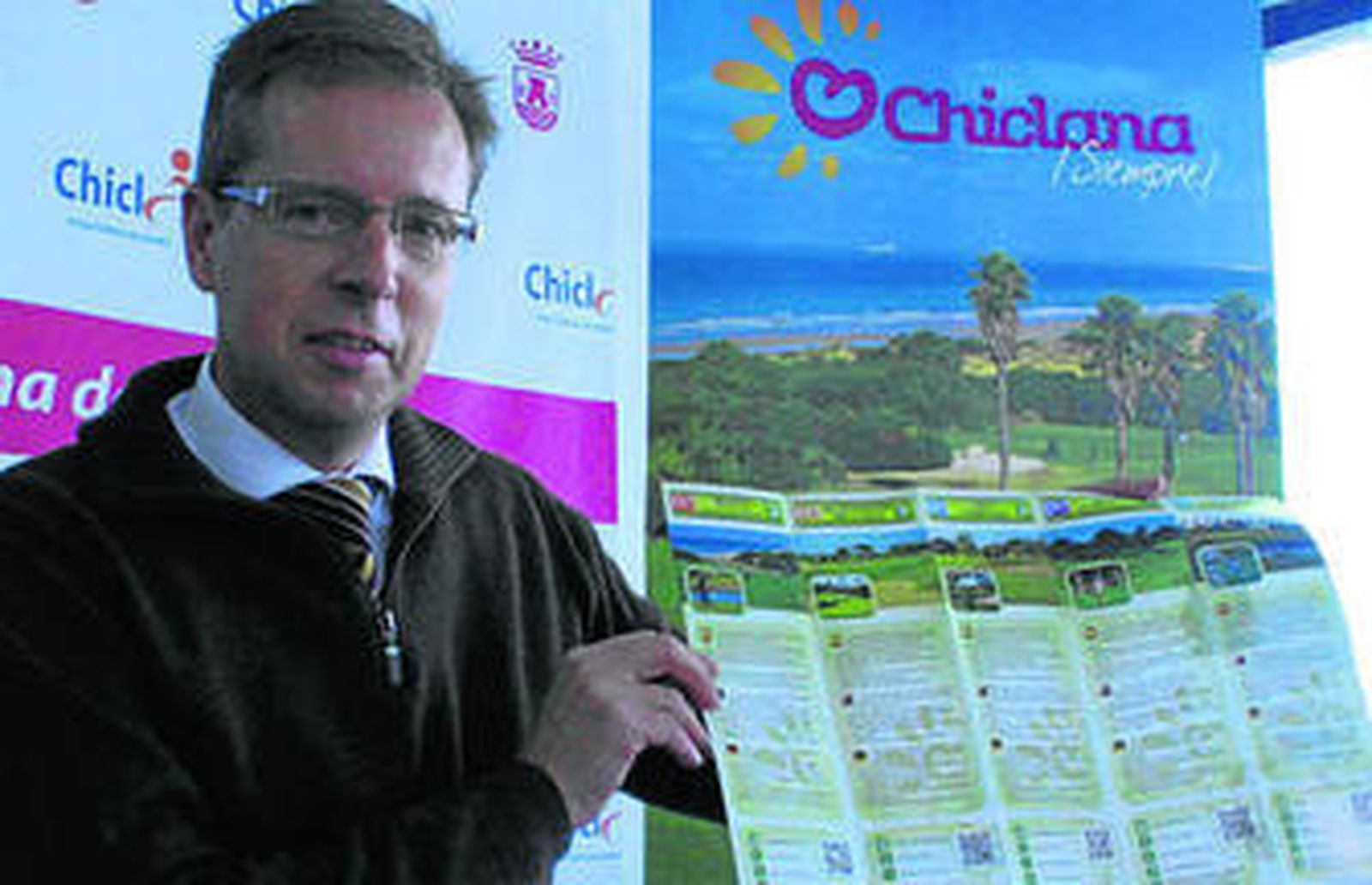 Stefan Schauer muestra uno de los folletos en el Ayuntamiento.