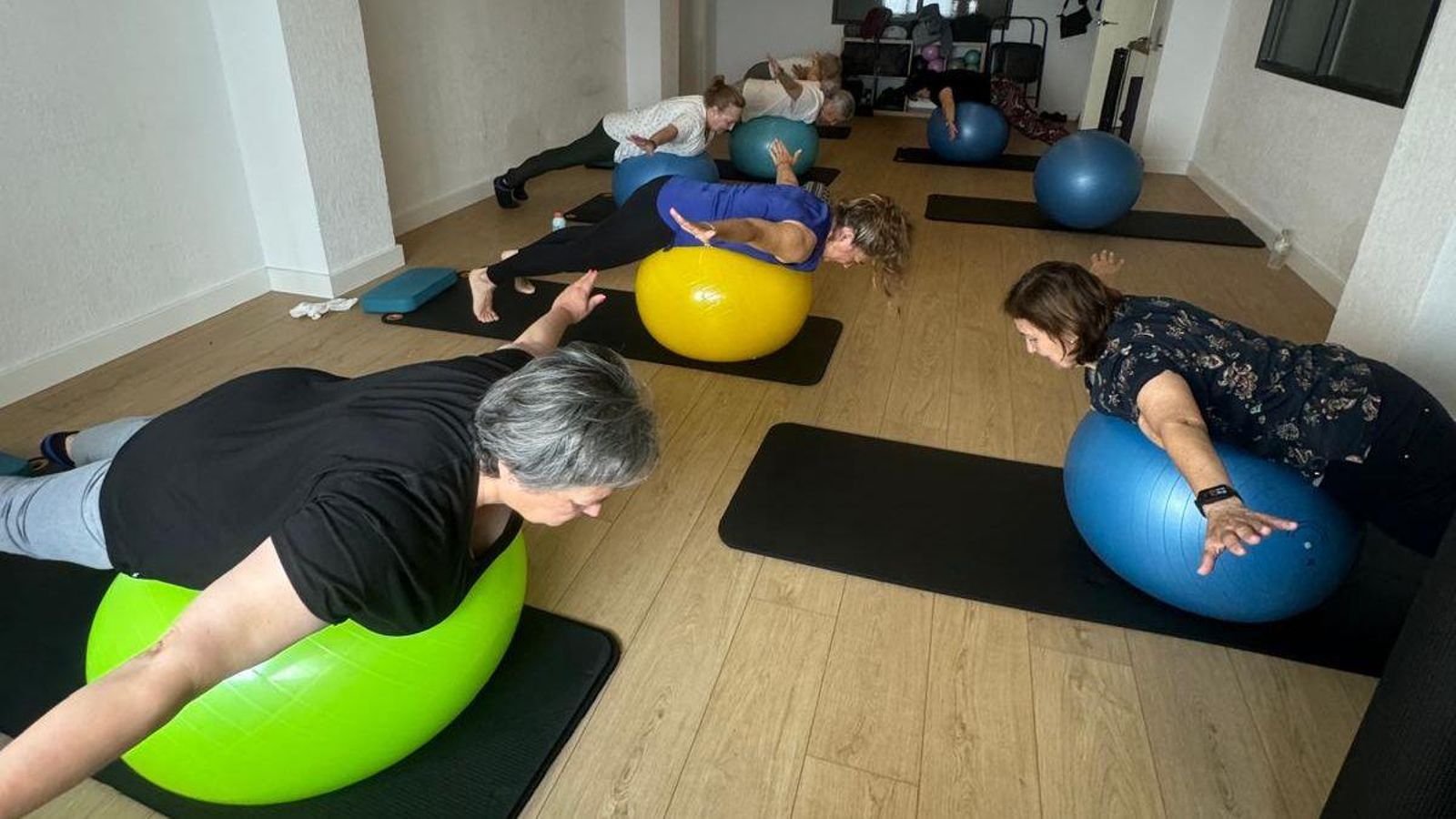 Un grupo de mujeres realiza pilates en el centro Fibronuba de Huelva.