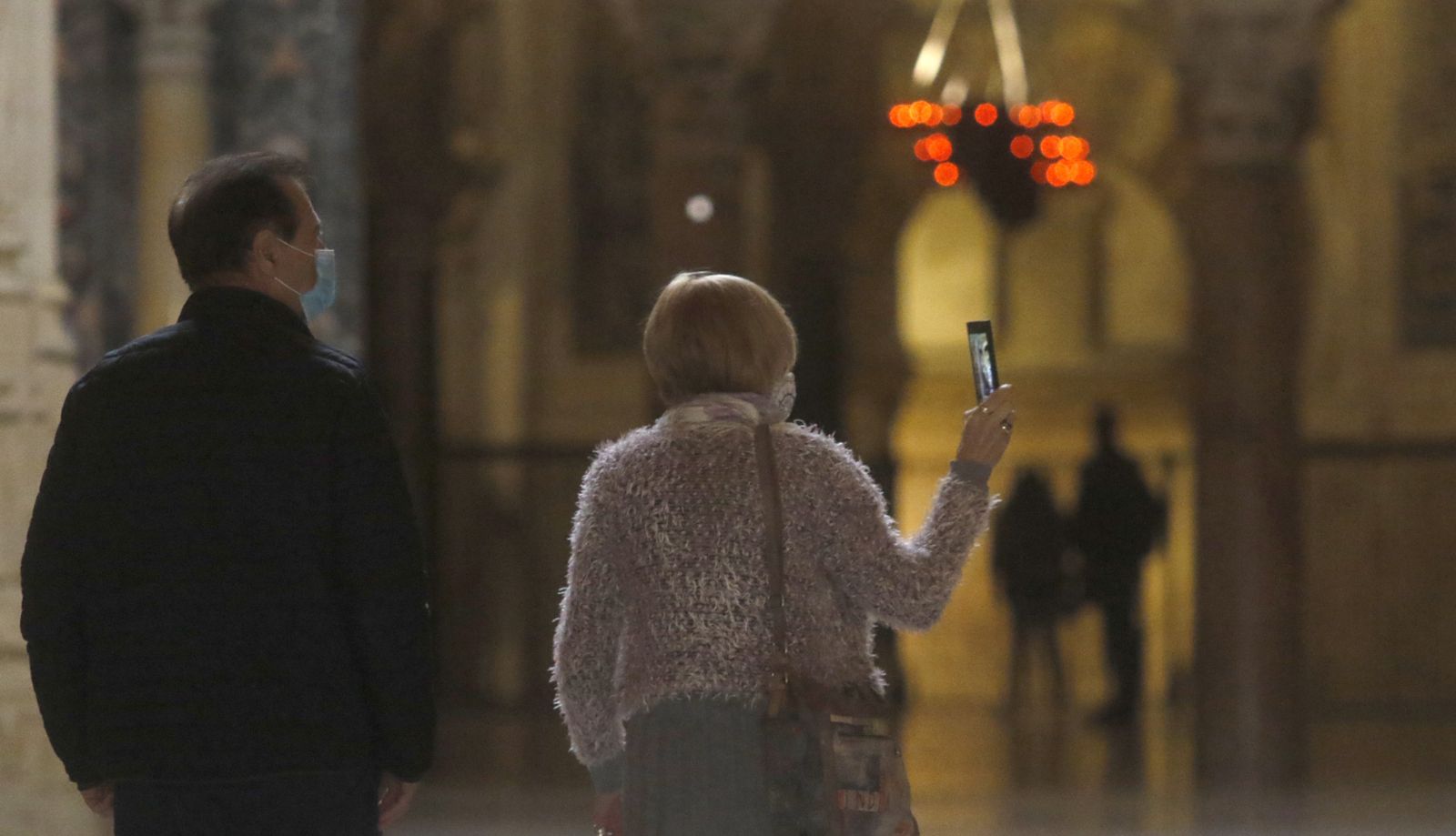 Turistas en el interior de la Mezquita-Catedral.