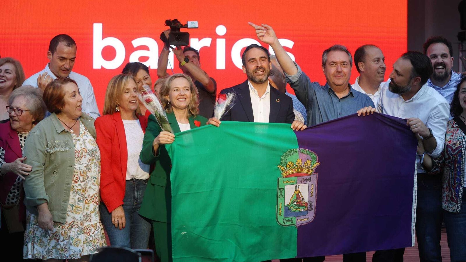 Dani Pérez con Nadia Calviño y Juan Espadas.