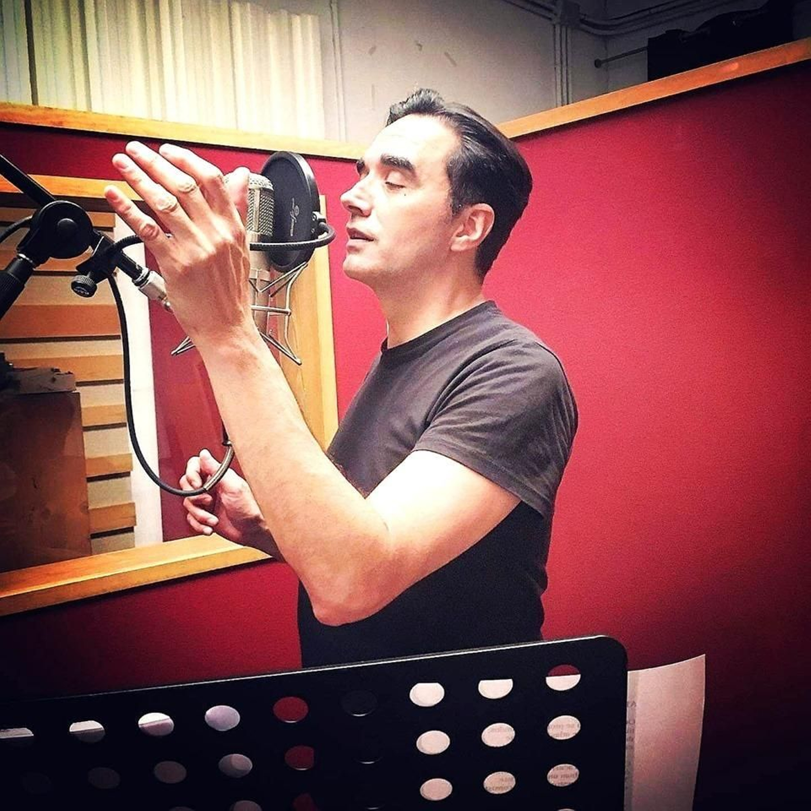 Conde, durante la grabación de las voces de ‘Ser sin sitio’.