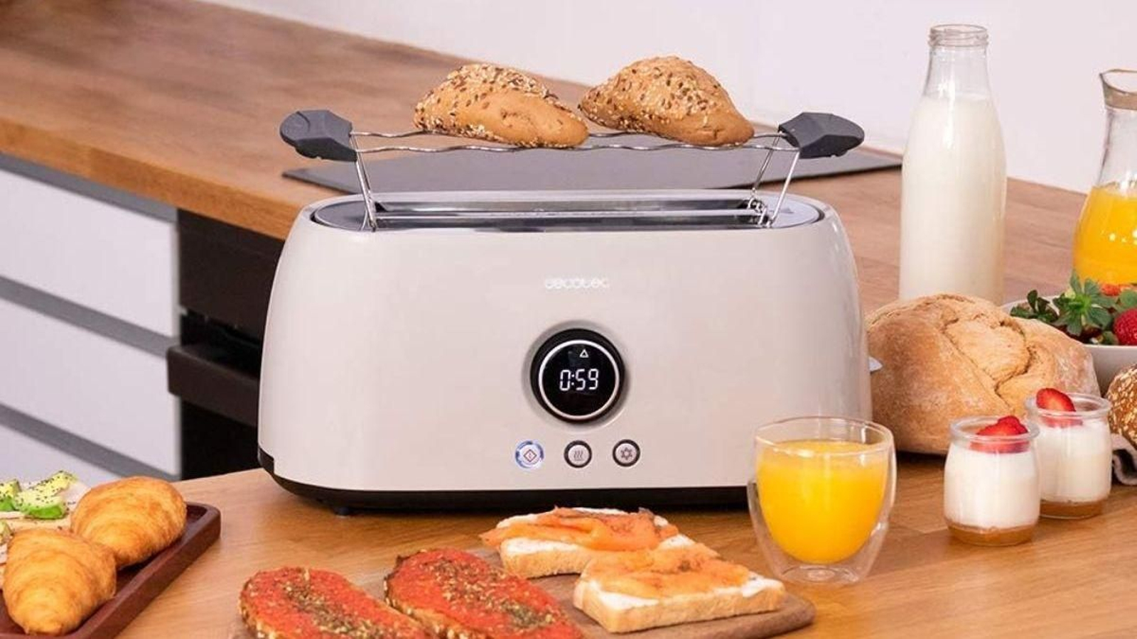 Consigue desayunos rápidos y fáciles con esta tostadora de Cecotec: ranura extra ancha y soporte para bollería