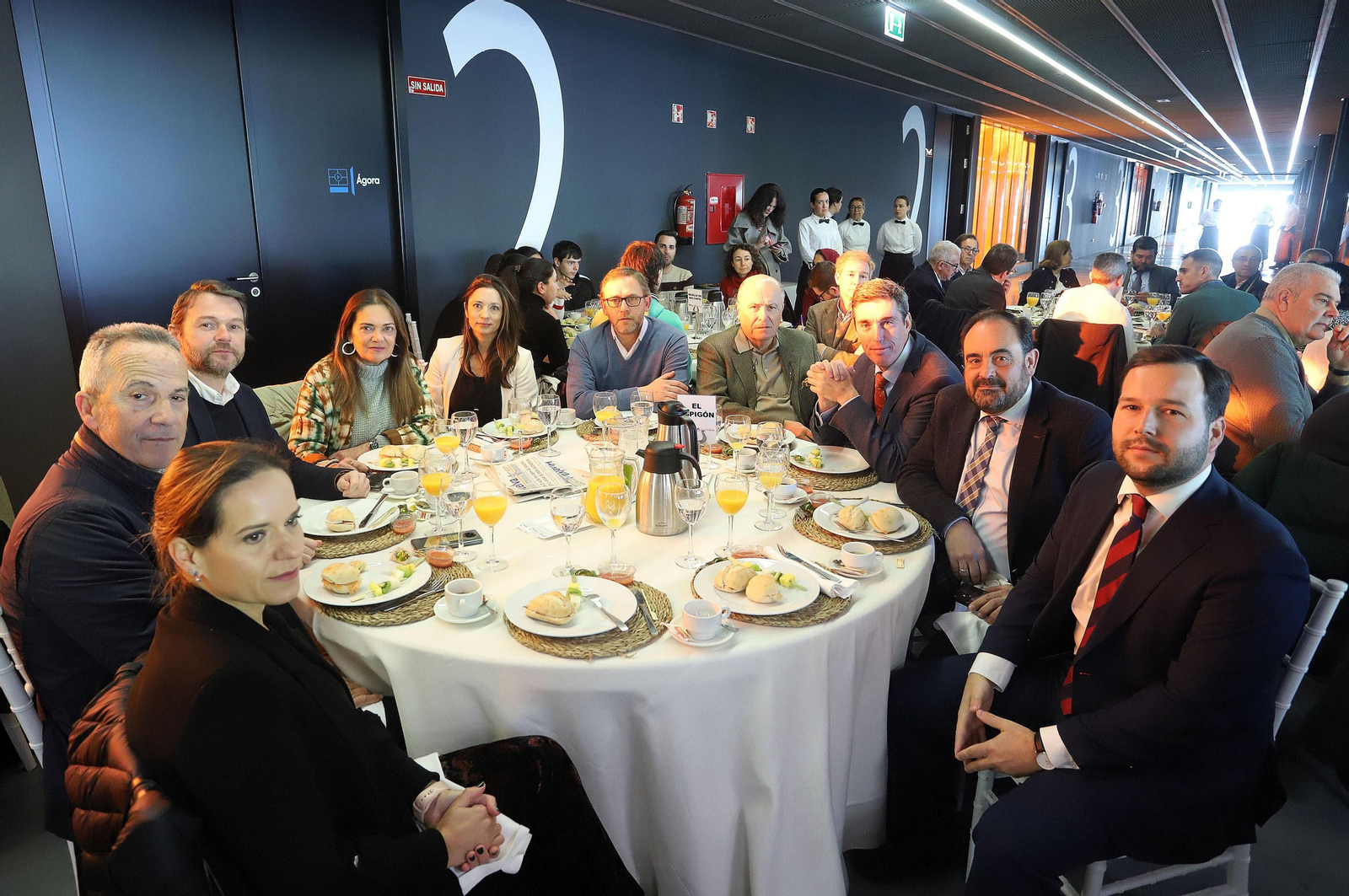Imágenes de los asistentes al Desayuno Coloquio "Economía azul, claves para el desarrollo sostenible" organizado por el Grupo Joly