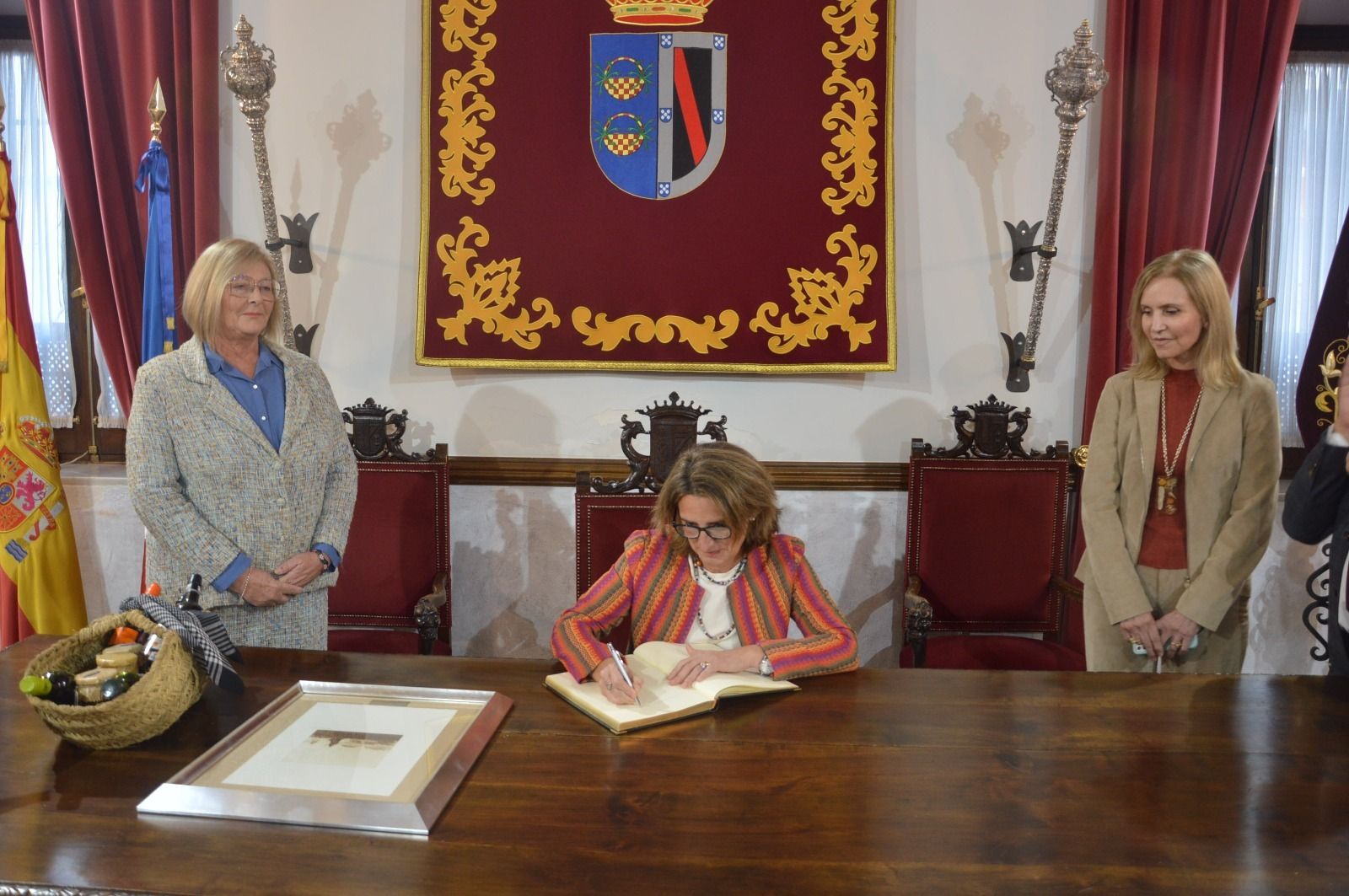 Teresa Ribera firma en el libro de honor de Almonte.