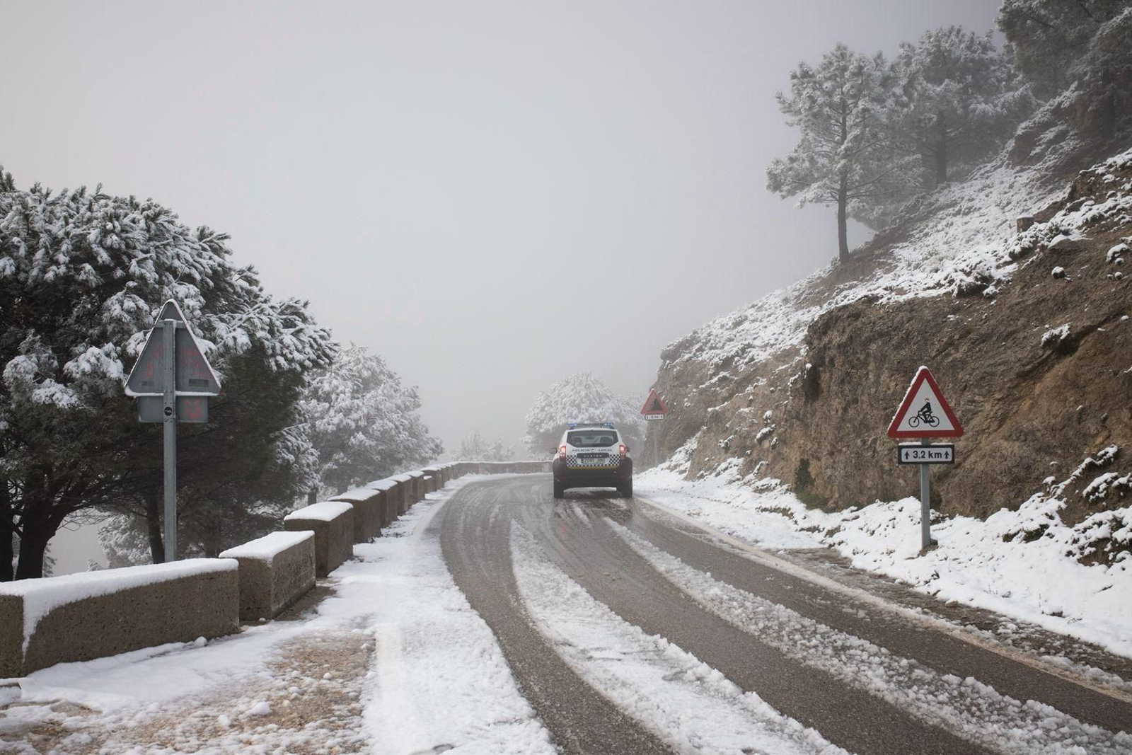 Imágenes de nieves en la Sierra de Cádiz este Martes Santo