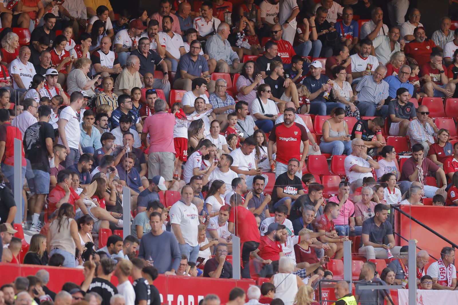 Búscate en las fotos del Sevilla-Almería