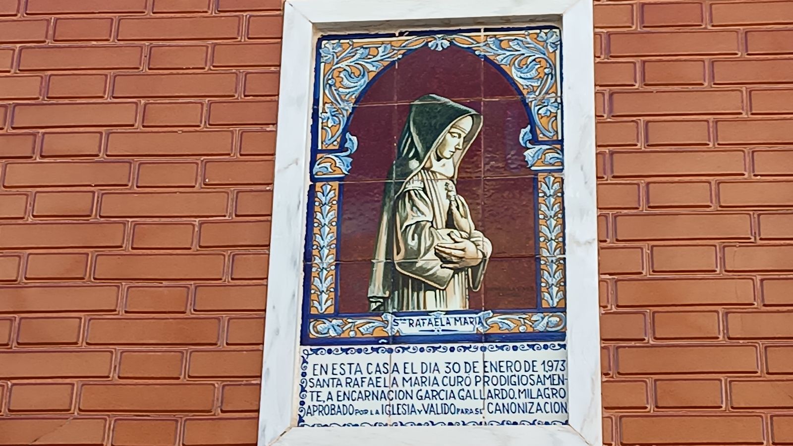 Azulejo que recuerda el milagro en la calle Lepe.