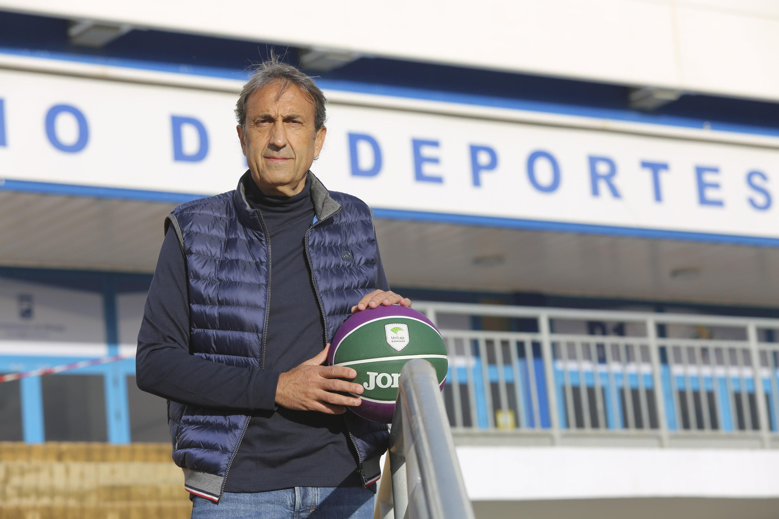 Luis Casimiro posa en la puerta del Carpena.
