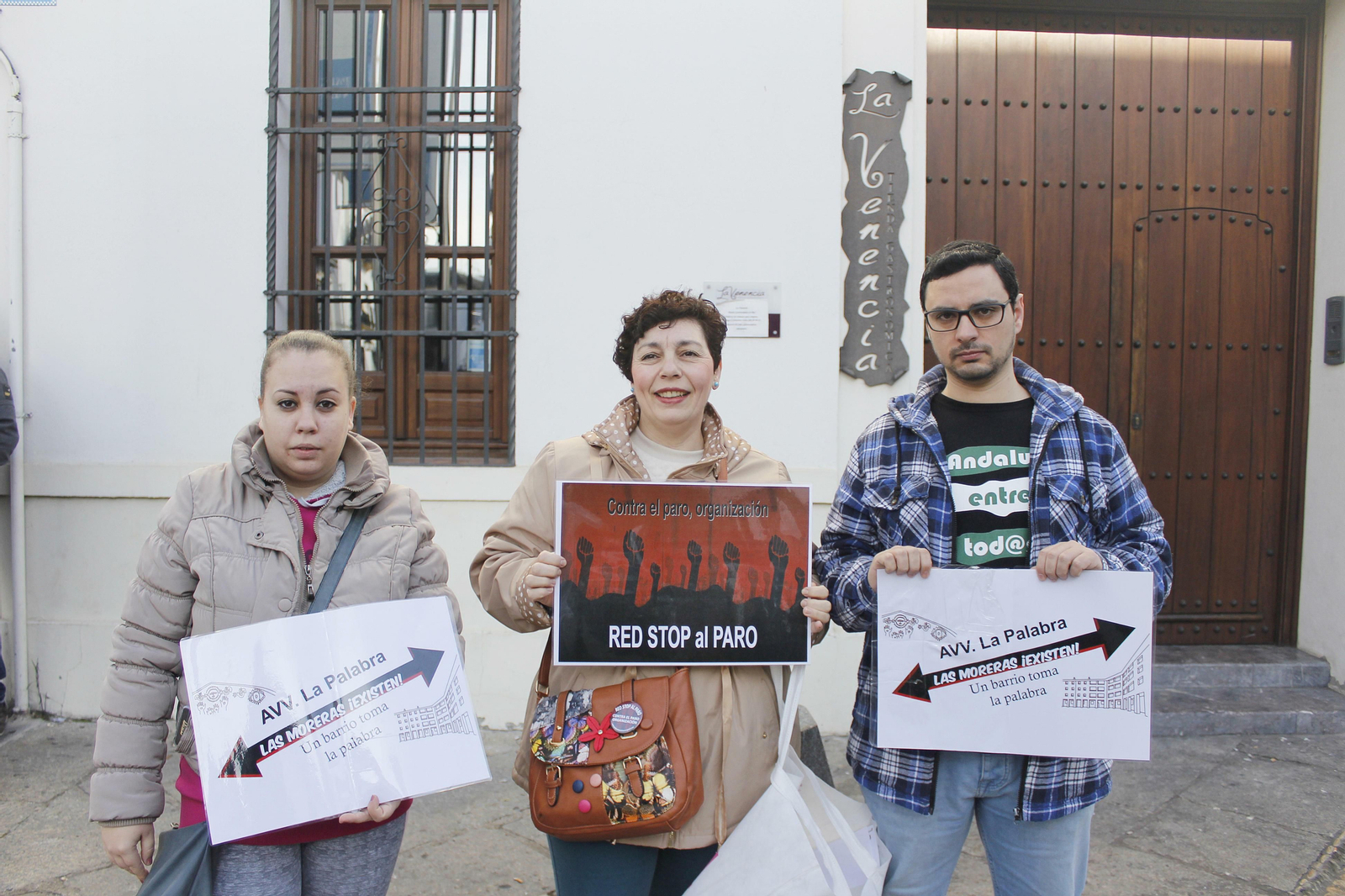 Vecinos de Las Moreras, durante su protesta en el Palacio de Viana. Vecinos de Las Moreras, durante su protesta en el Palacio de Viana.