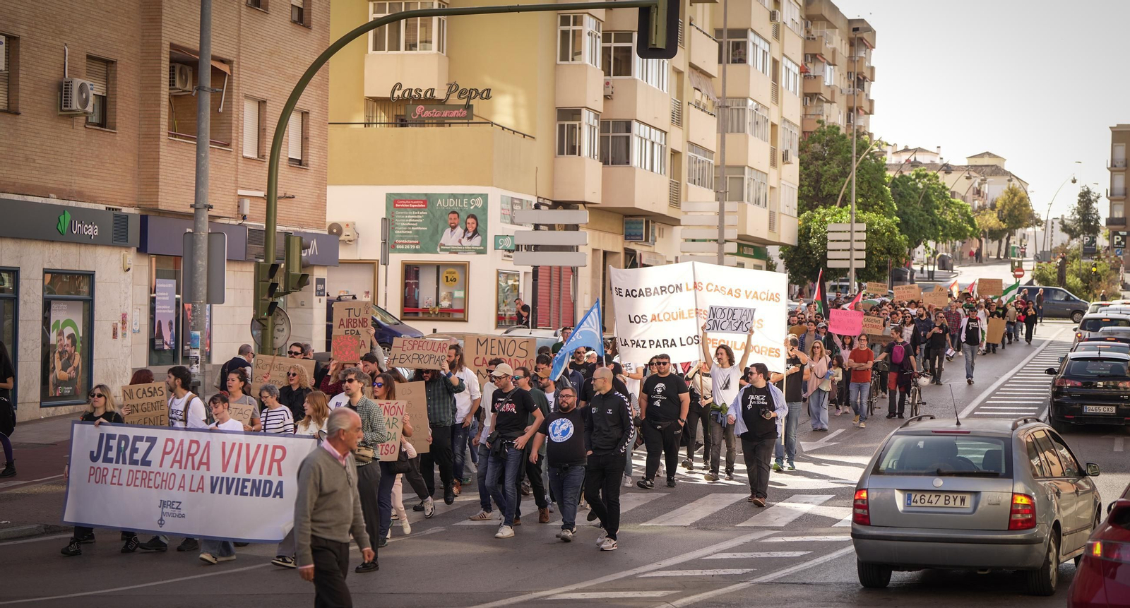 Imágenes de la numerosa participación en la manifestación 'Jerez por la Vivienda'
