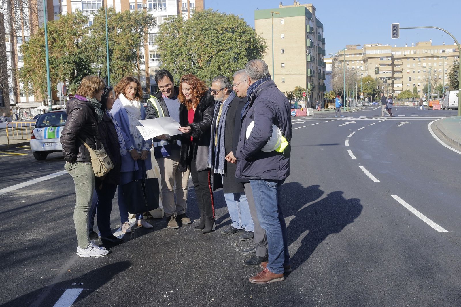 La delegada Clara Macías en el tramo de las calles reabiertas al tráfico en la Macarena.