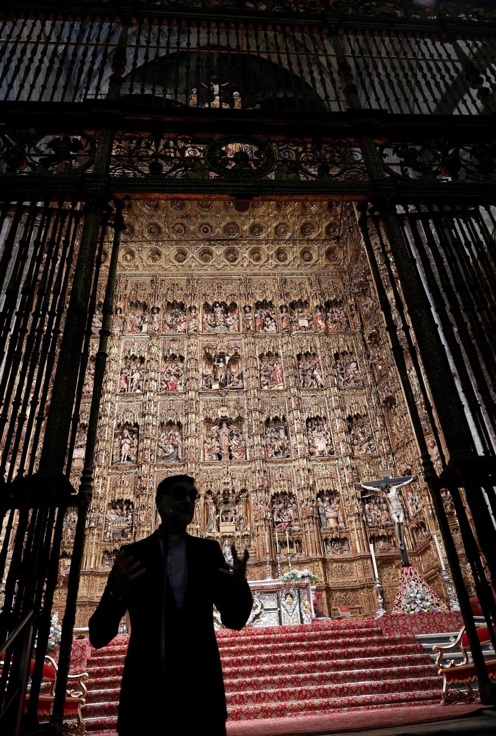 Un detalle de la nueva iluminación del retablo mayor de la Catedral de Sevilla.
