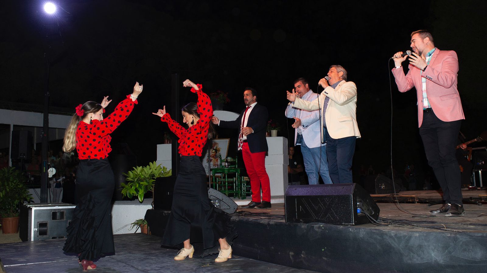 Actuación de Pitu junto al grupo Brumas