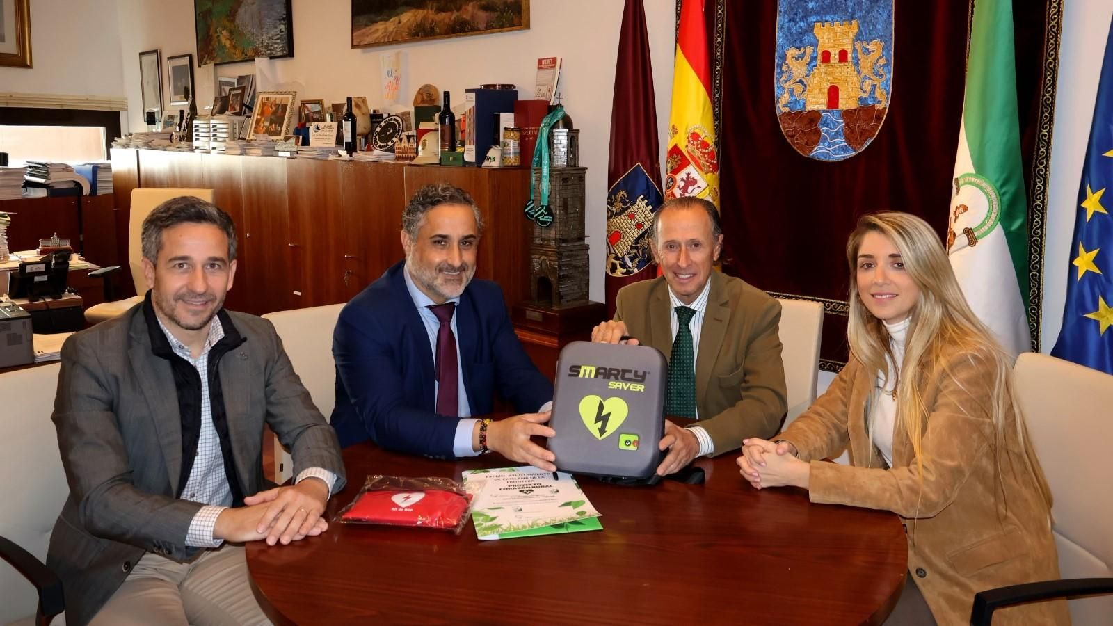 Entrega de un desfibrilador al Ayuntamiento de Chiclana