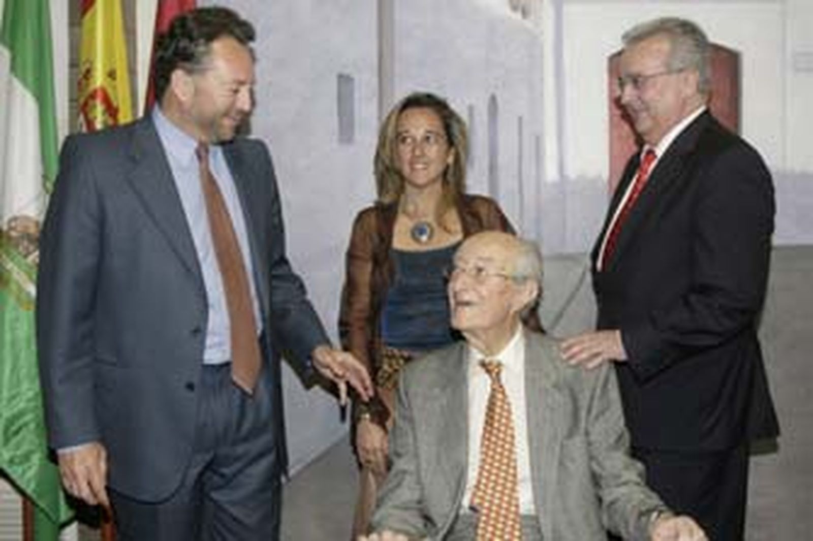 González Gordón, en el centro, con el presidente del Grupo Joly, José Joly, la consejera de Medio Ambiente Cinta Castillo y el consejero de Empleo Antonio Fernández. /Borja Benjumeda