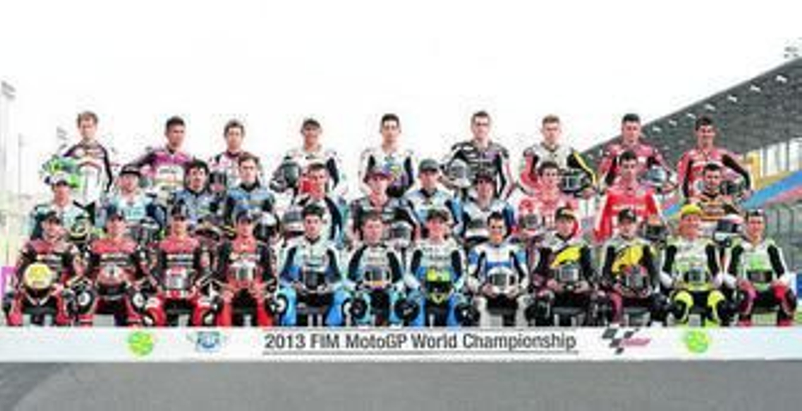 Los pilotos de Moto2 posan en la foto oficial de la nueva temporada.