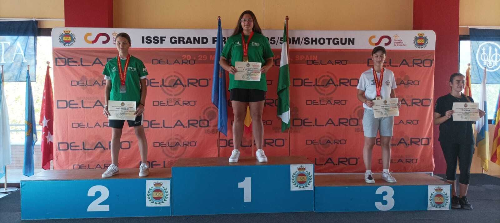 Dana Navarro en lo más alto del podio.