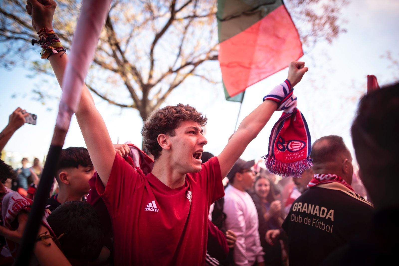 Encuéntrate en el recibimiento al Granada y en la grada de Los Cármenes