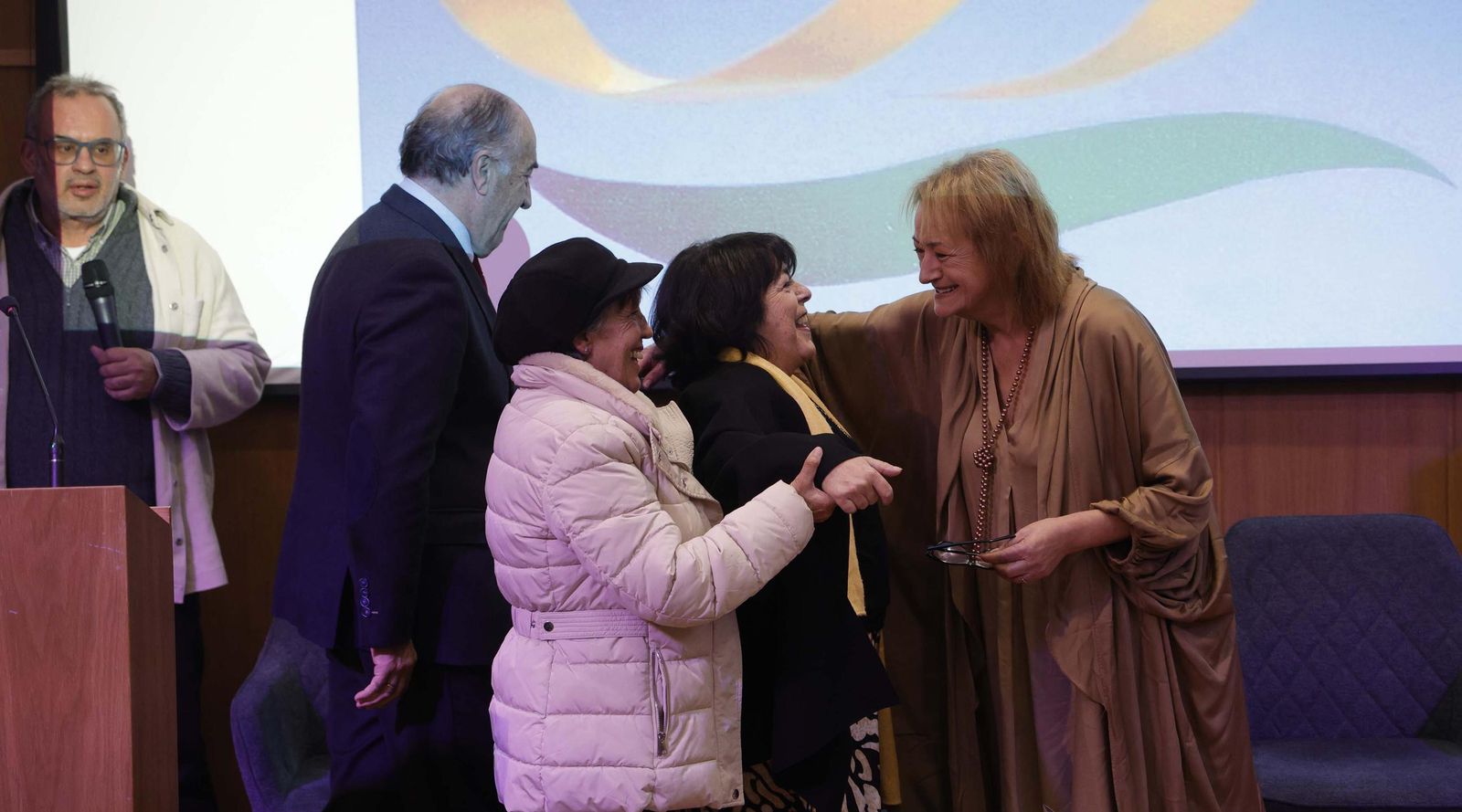 Fotos de la entrega de los premios del Ateneo de Algeciras a María Quiros y Tatiana Delalvz