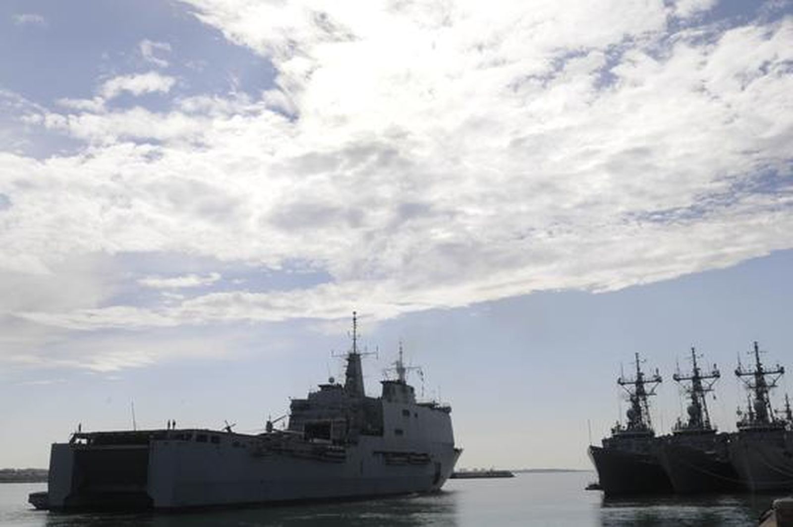 El buque Galicia parte de la Base Naval de Rota con rumbo a Somalia para sumarse a la operación Atalanta. 

Foto: Borja Benjumeda