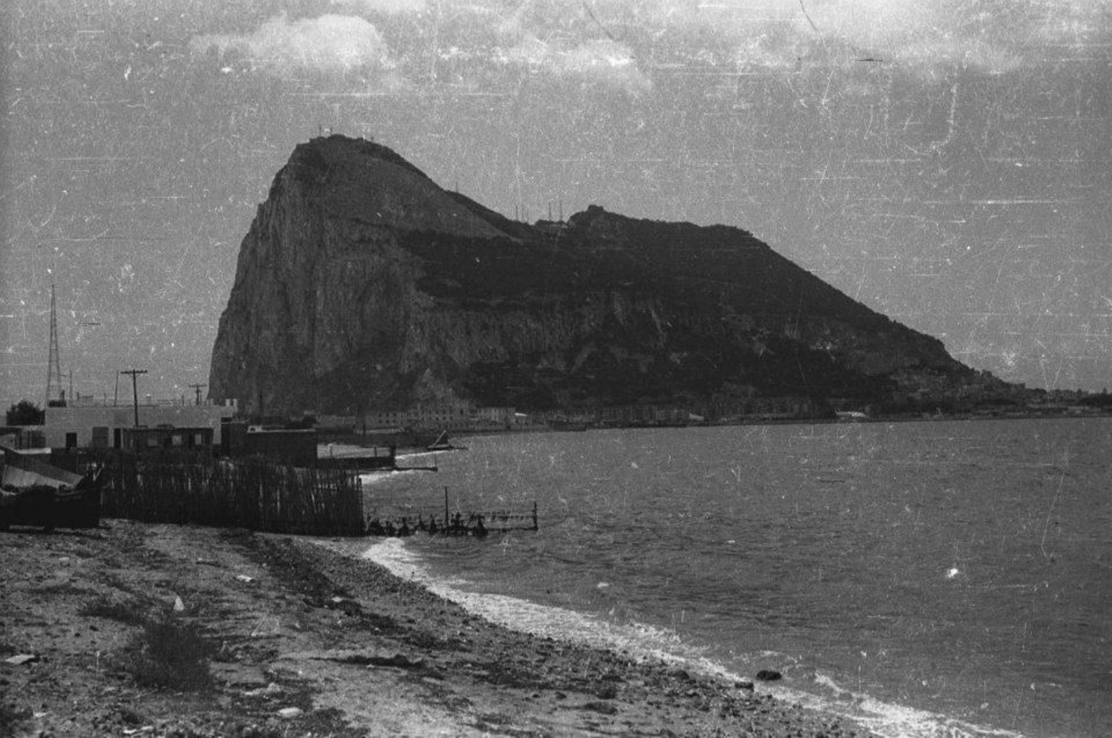 Entonces y ahora: La Playa linense del Espigón, donde el 30 de octubre de 1940, apareció varada la sección motriz del maiale de Teseo Tesei. Hoy su antiguo trazado se encuentra sepultado bajo la Avenida Príncipe de Asturias.