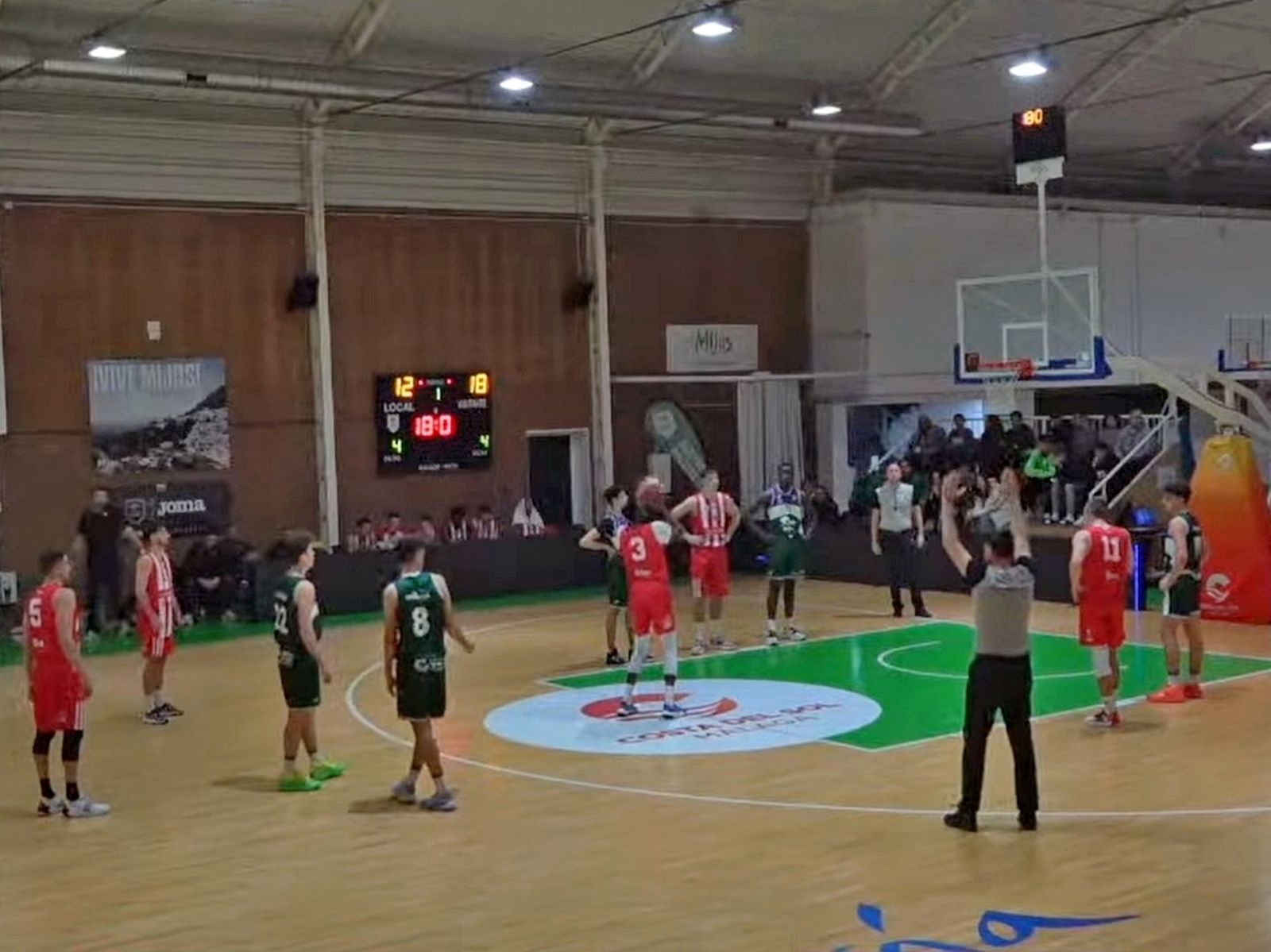 El rojillo Fall en la línea de tiros libres