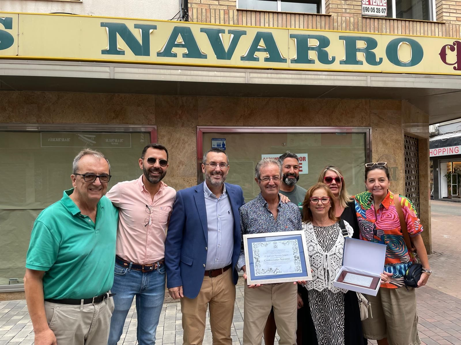 El homenaje del Ayuntamiento y Apymell a Confecciones Navarro.