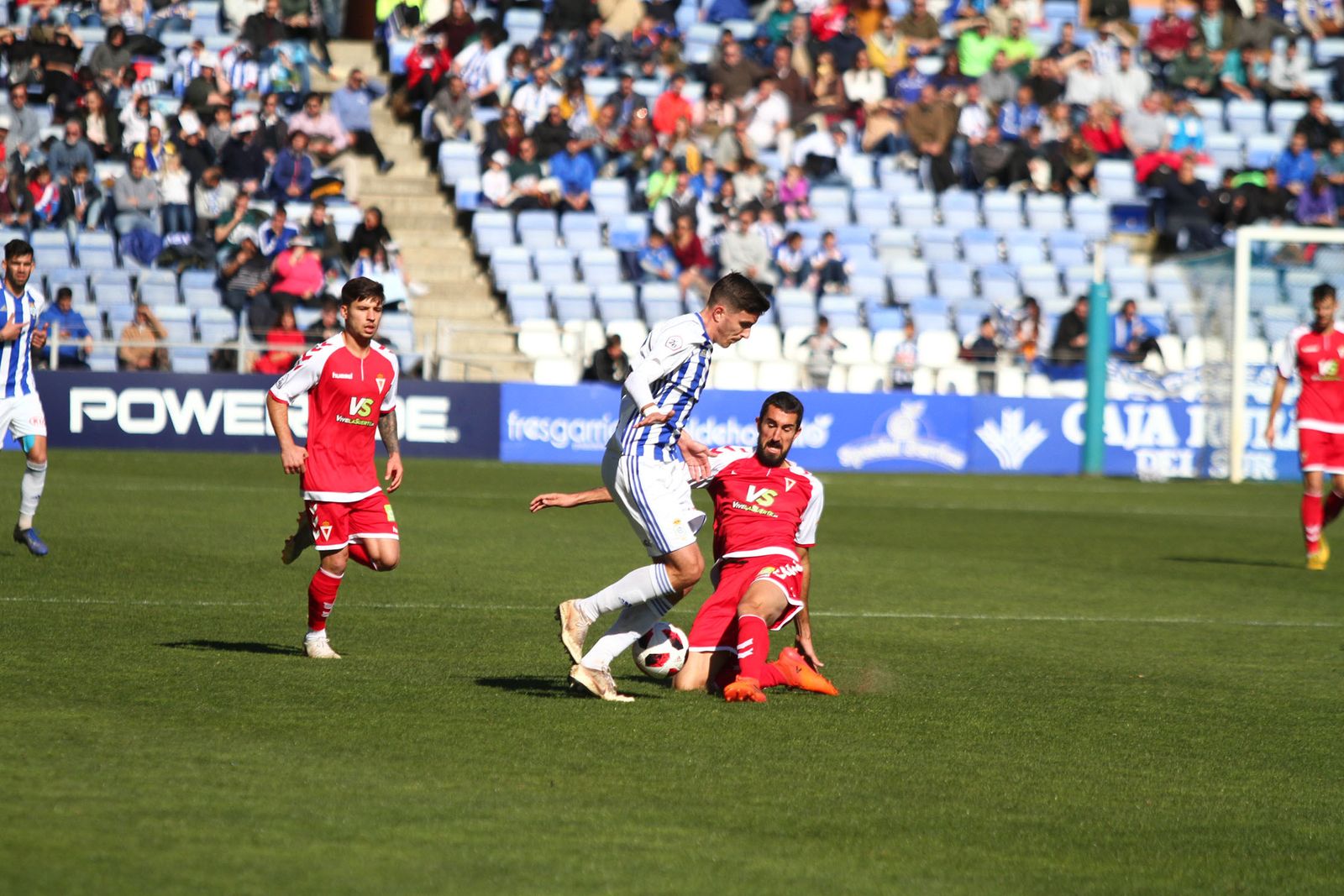 Ródenas se intenta marchar de un jugador del Real Murcia durante el choque disputado en el Nuevo Colombino.