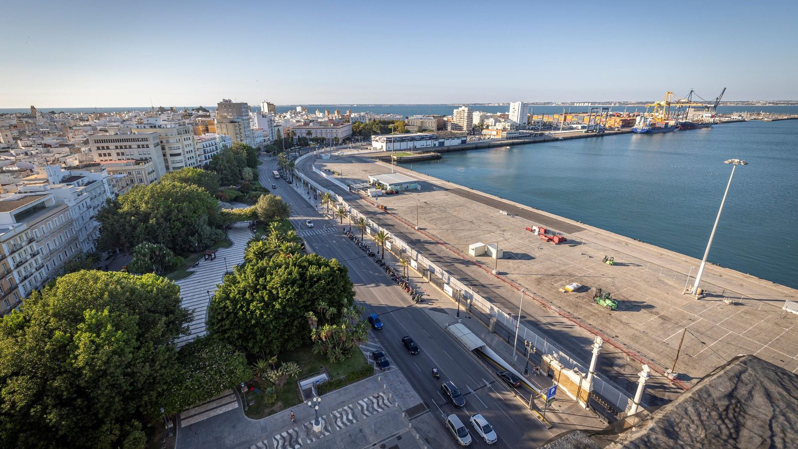 Canalejas y la avenida del Puerto, como un muro para llegar al Muelle Ciudad.